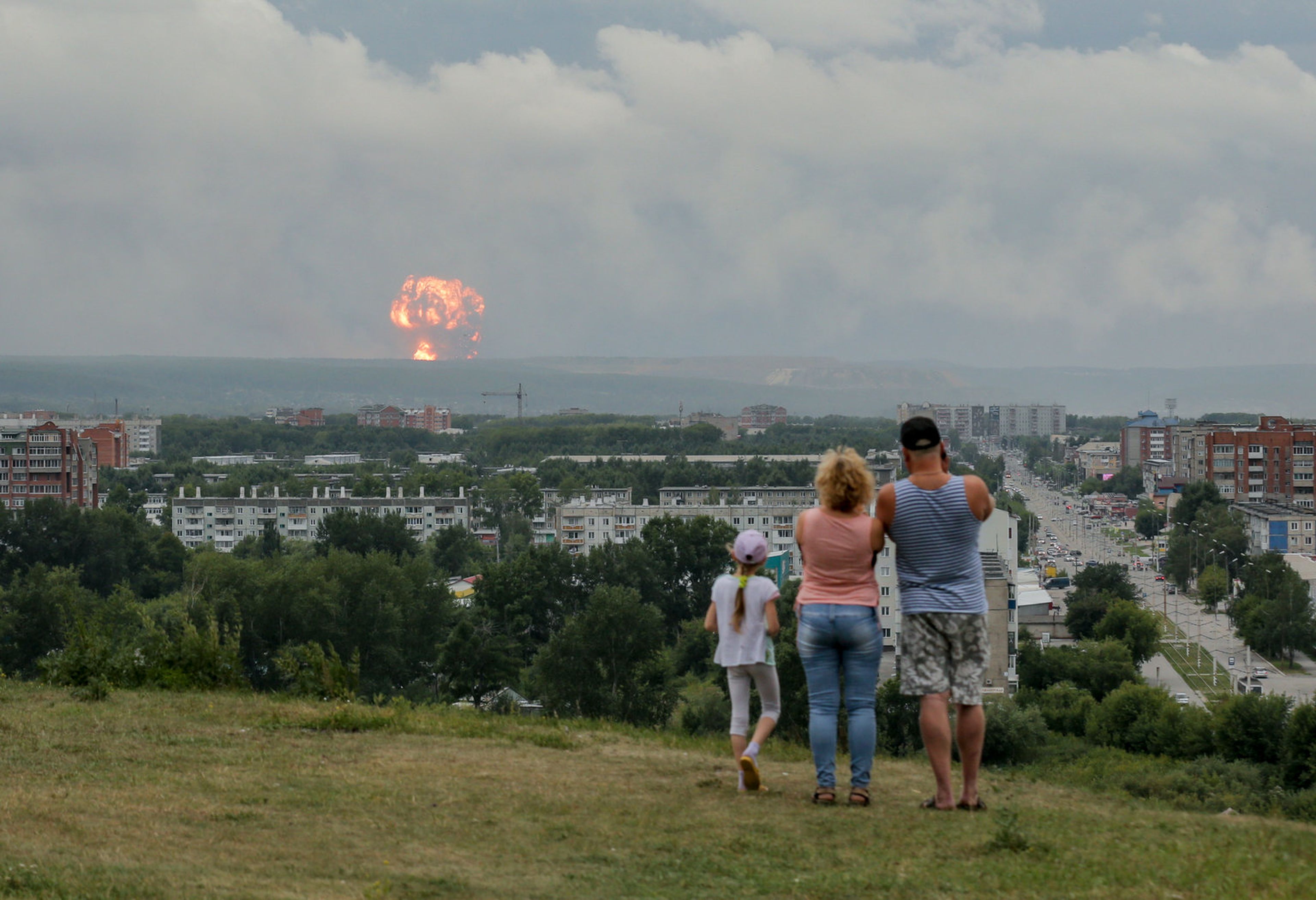 Una familia observa explosiones en un depósito militar cerca de Achinsk (Rusia), el pasado 5 de agosto.