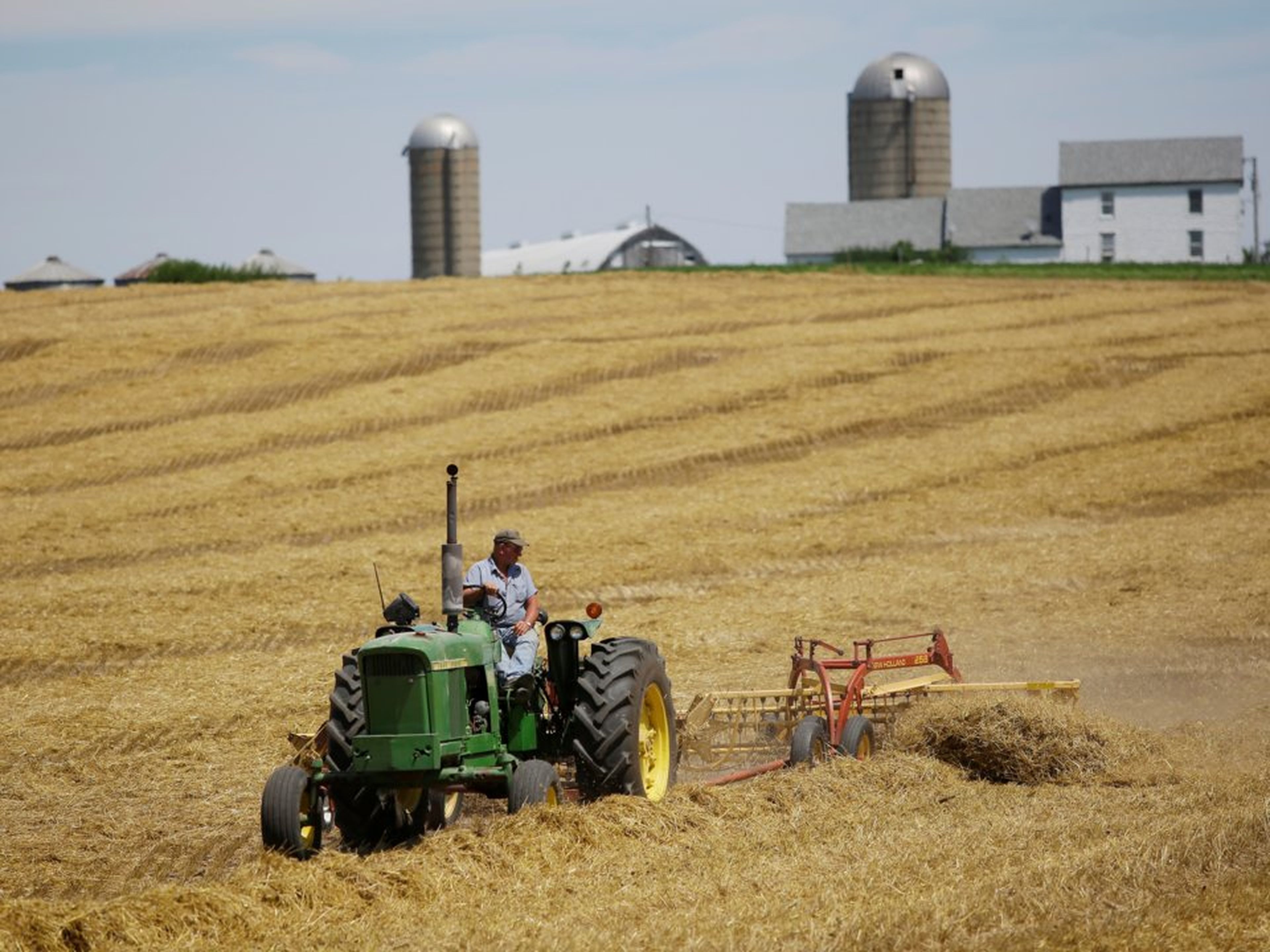 Un agricultor cosecha su campo en su granja en Pecatonica, Illinois.