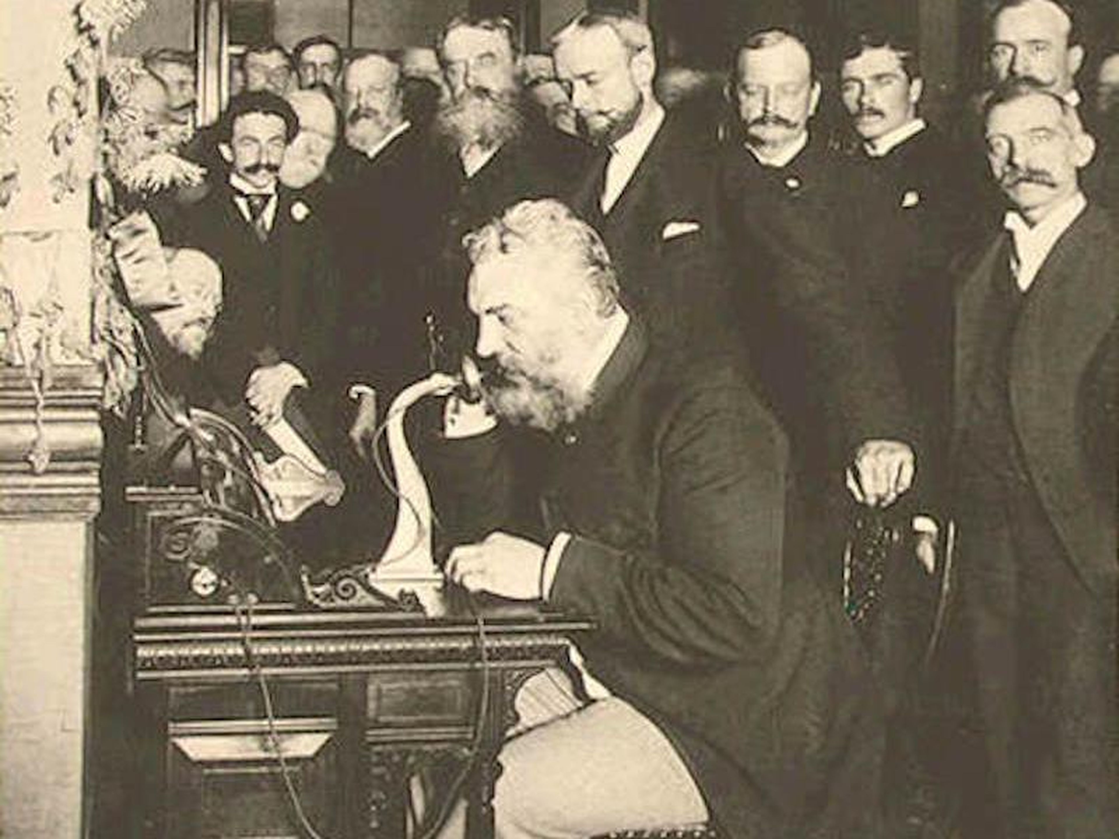 Alexander Graham Bell realiza la primera llamada entre la ciudad de Nueva York y Chicago en 1892.