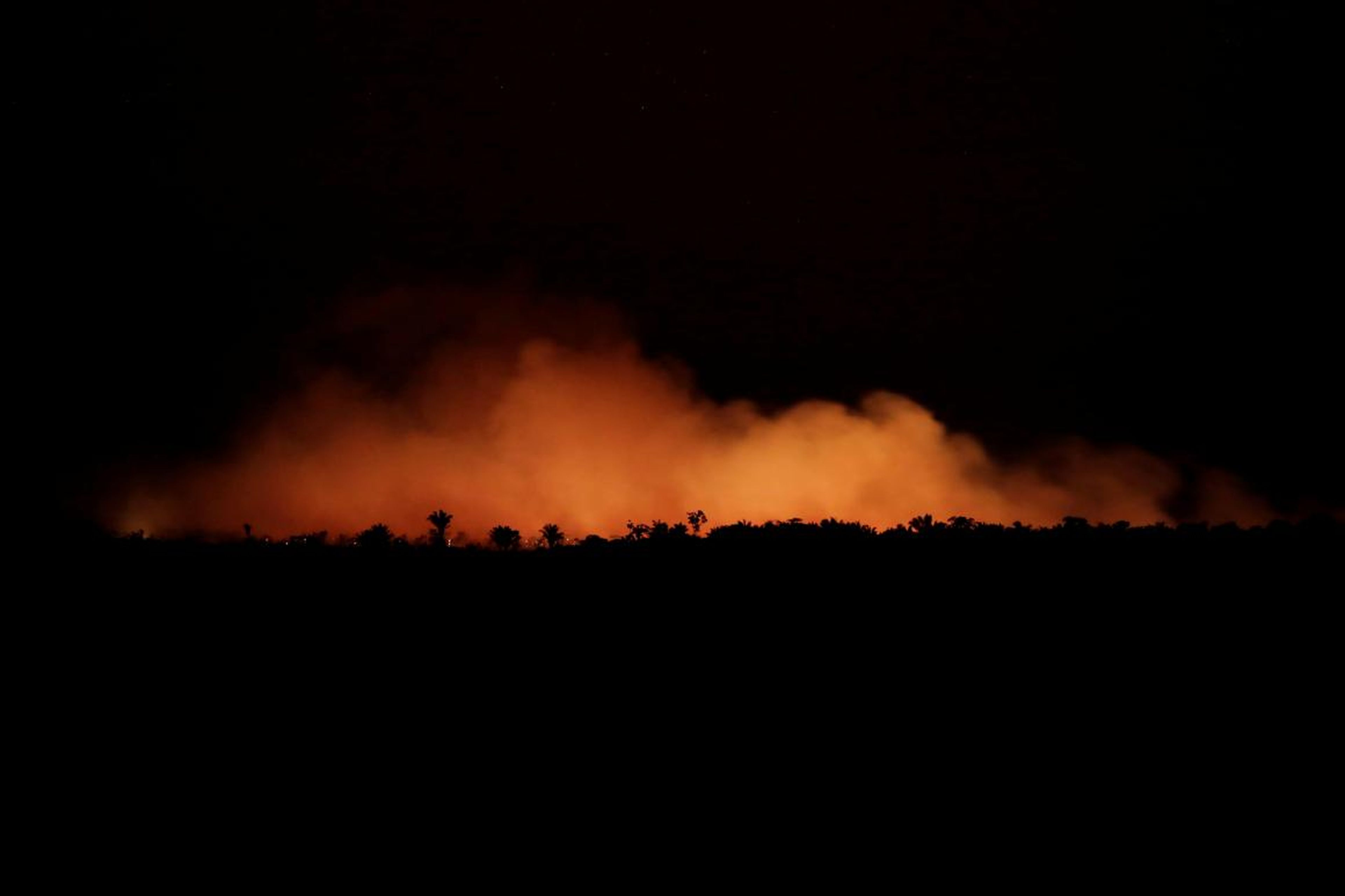Un área de la selva amazónica cerca de Humaita, Brasil, arde el 17 de agosto de 2019.