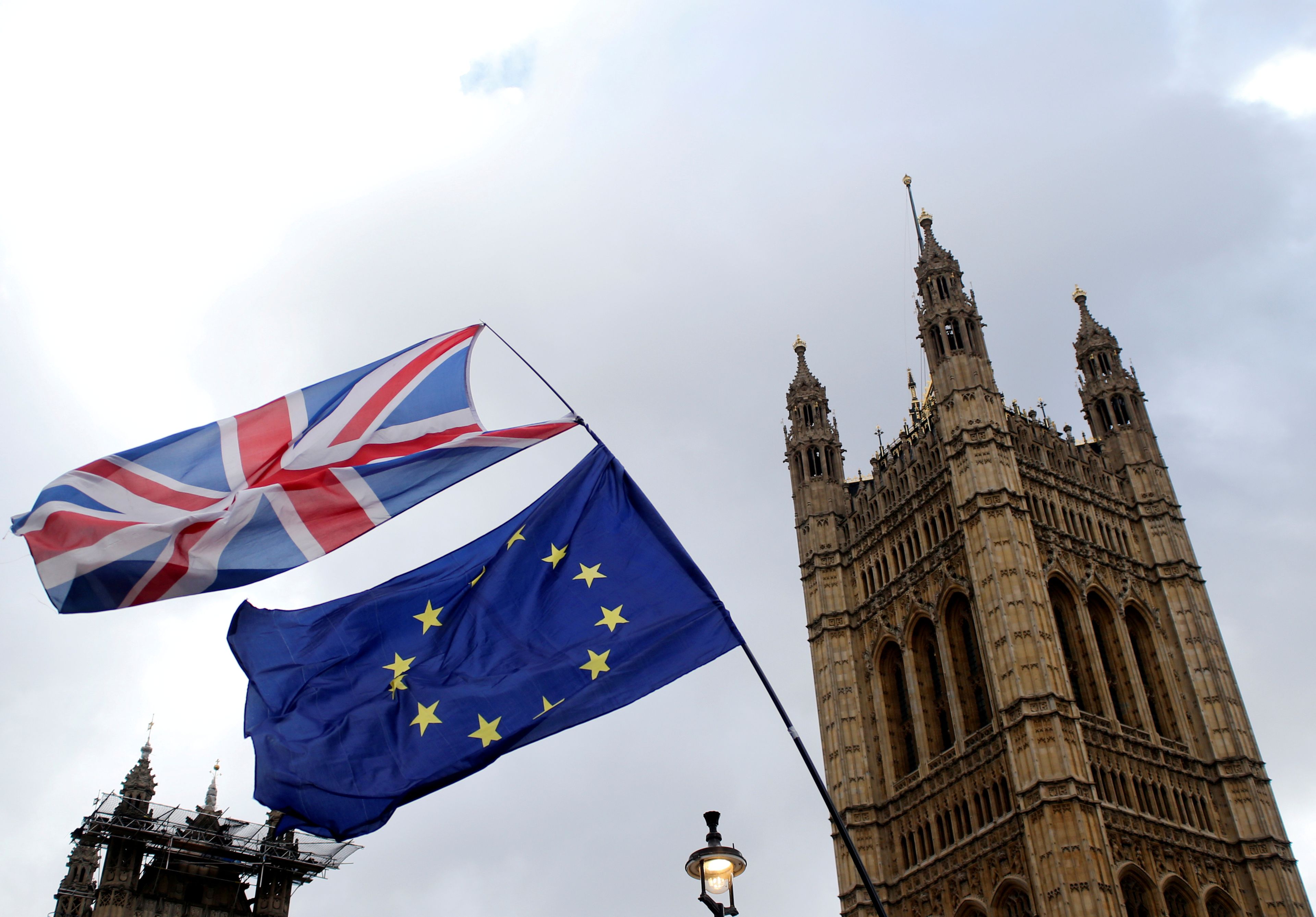 Bandera británica y europea frente al Parlamento