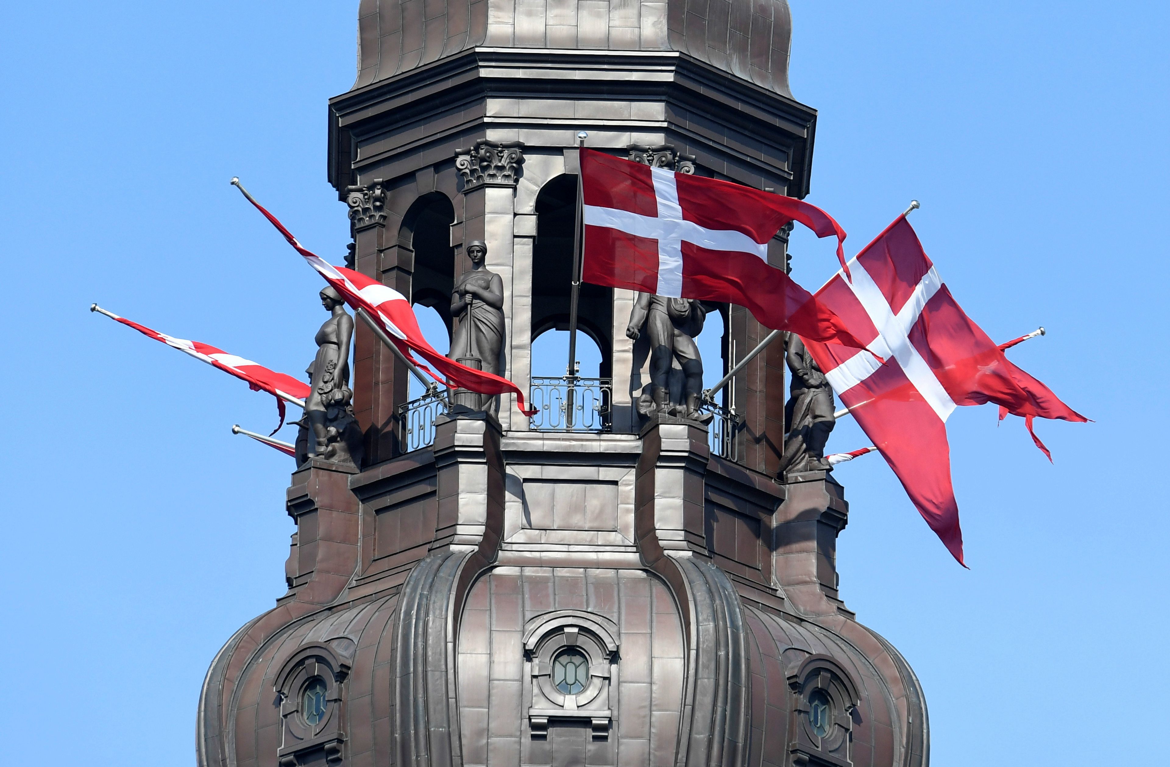 Banderas de Dinamarca en un edificio de Copenhague.