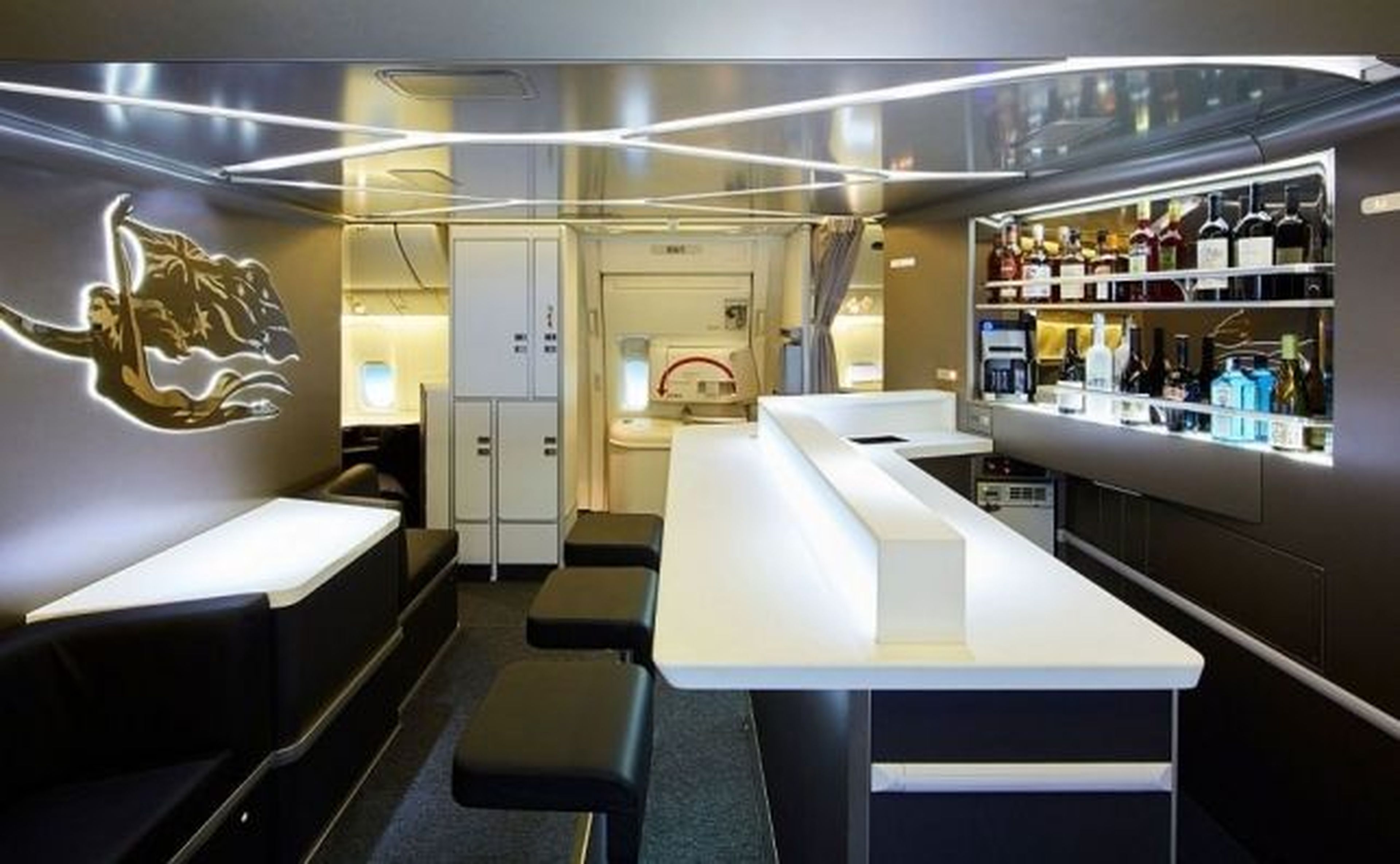 Muchas aerolíneas tienen un bar para los pasajeros de sus clases superiores.