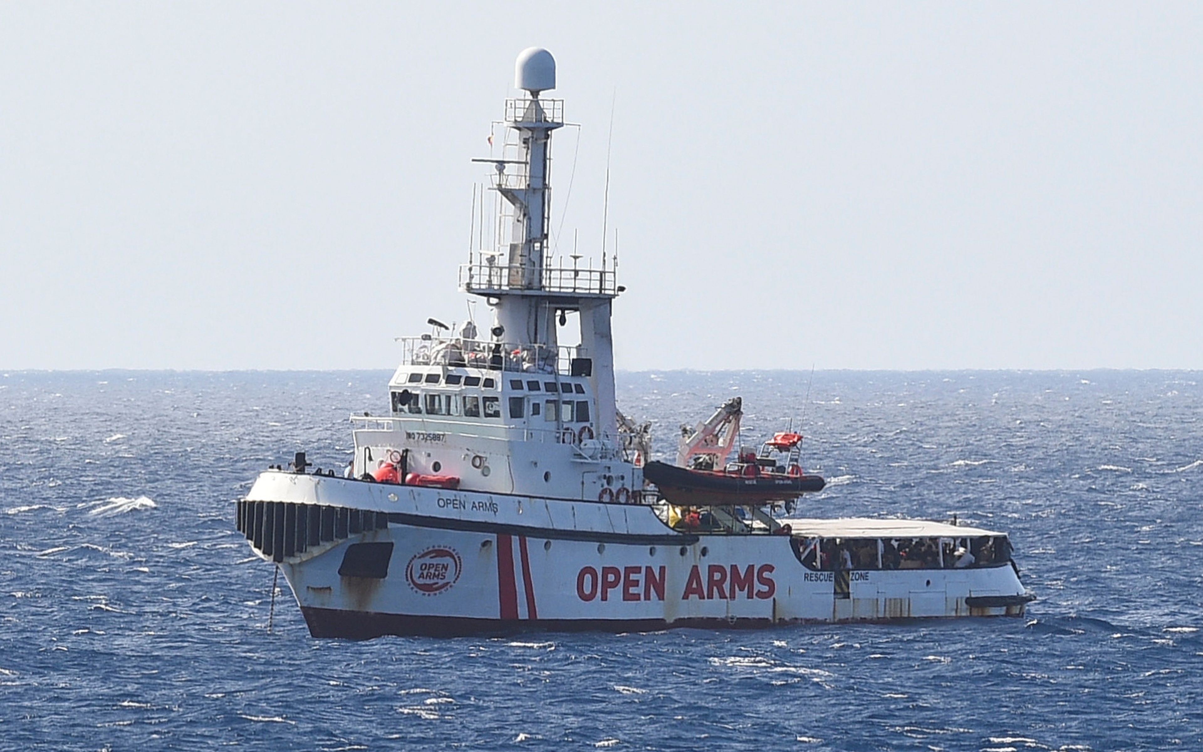 El barco de la ONG española Open Arms, frente a las costas de Lampedusa