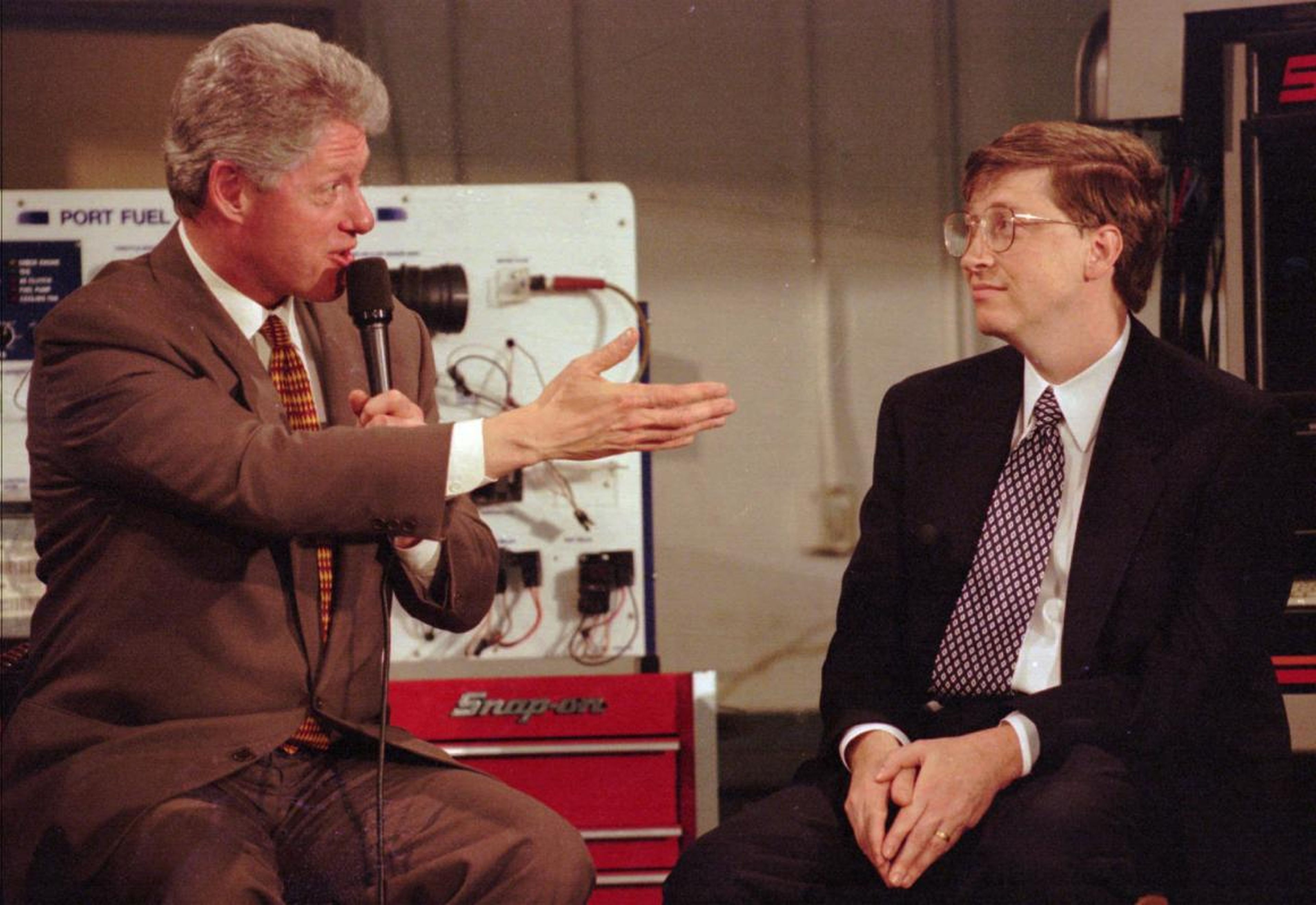 Bill Gates, right, with President Bill Clinton, left.
