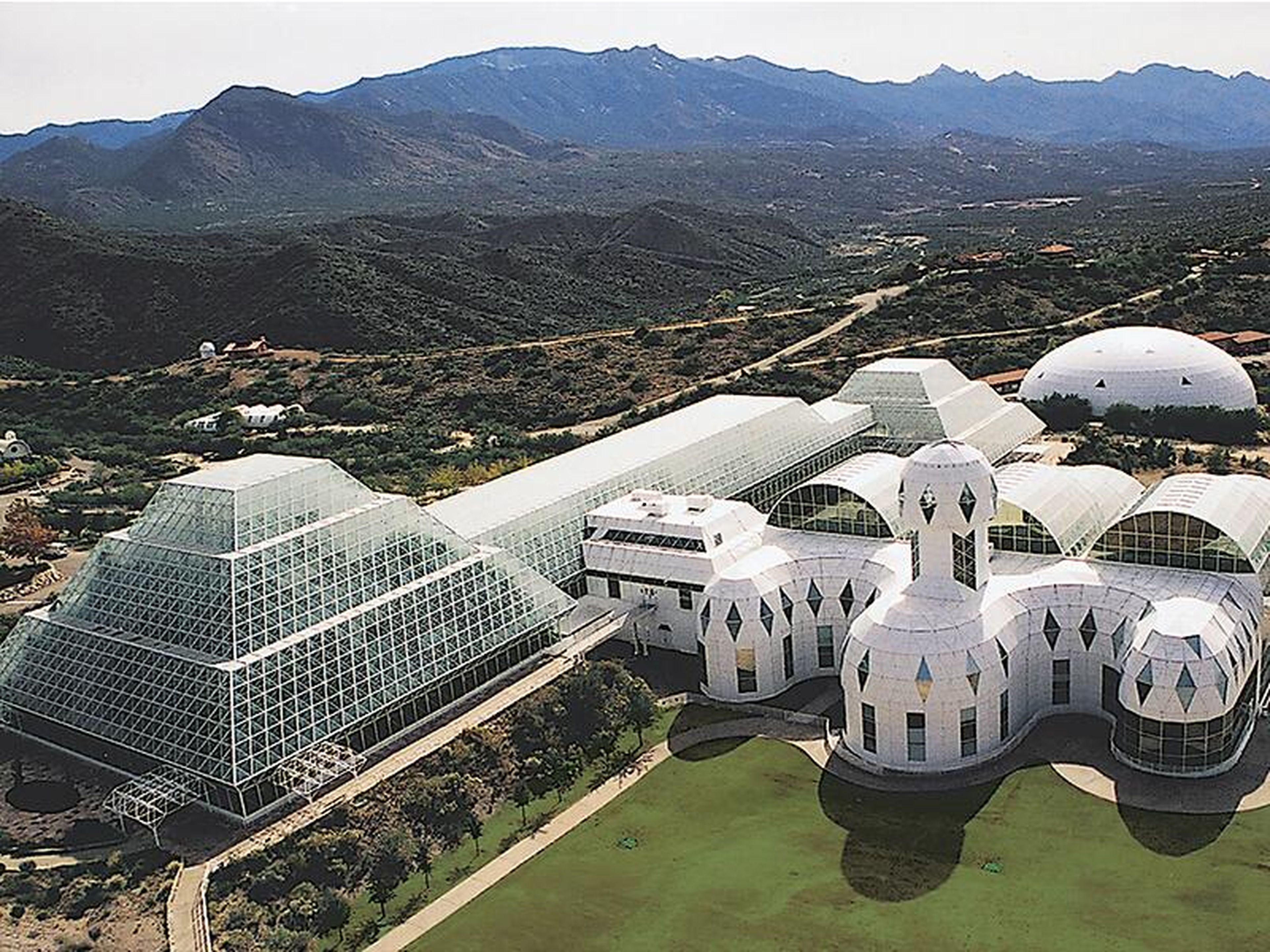 Biosphere 2 está situada en las laderas de las montañas de Santa Catalina, en Oracle, Arizona.