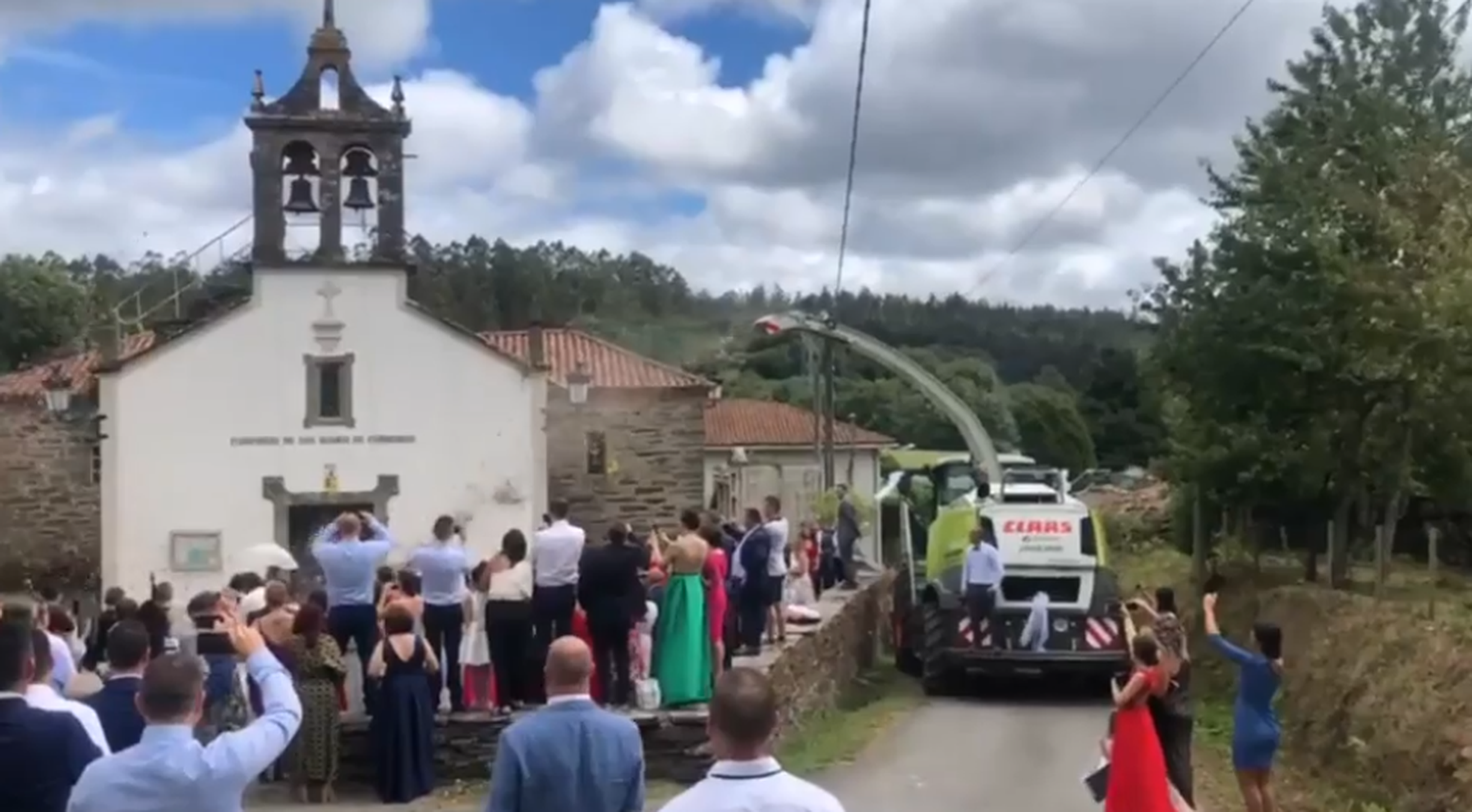 Boda viral de la cosechadora en Galicia