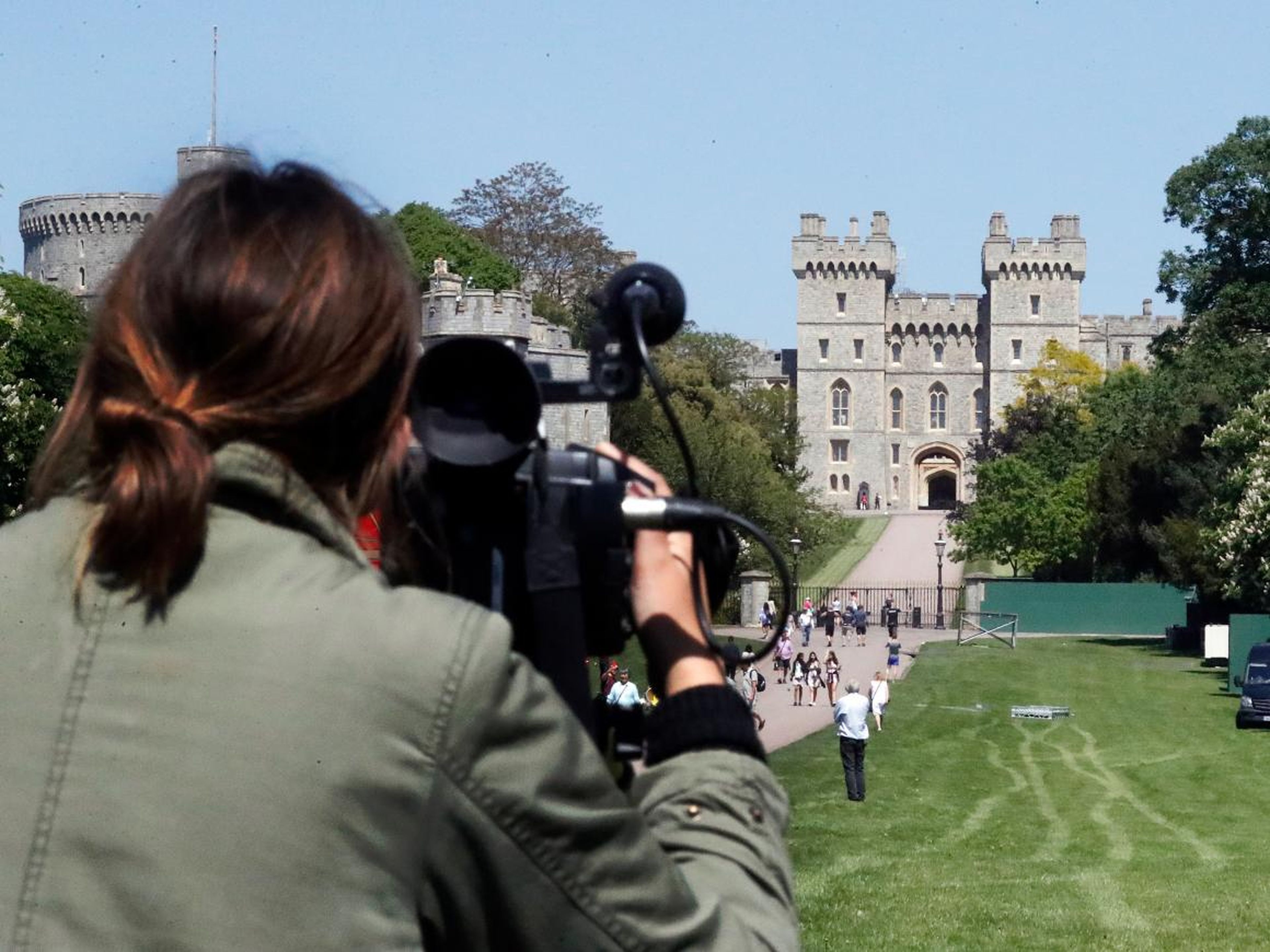 Un operador de cámara filma la Caminata hacia el Castillo de Windsor, Inglaterra, antes de la boda del Príncipe Harry y Meghan Markle.
