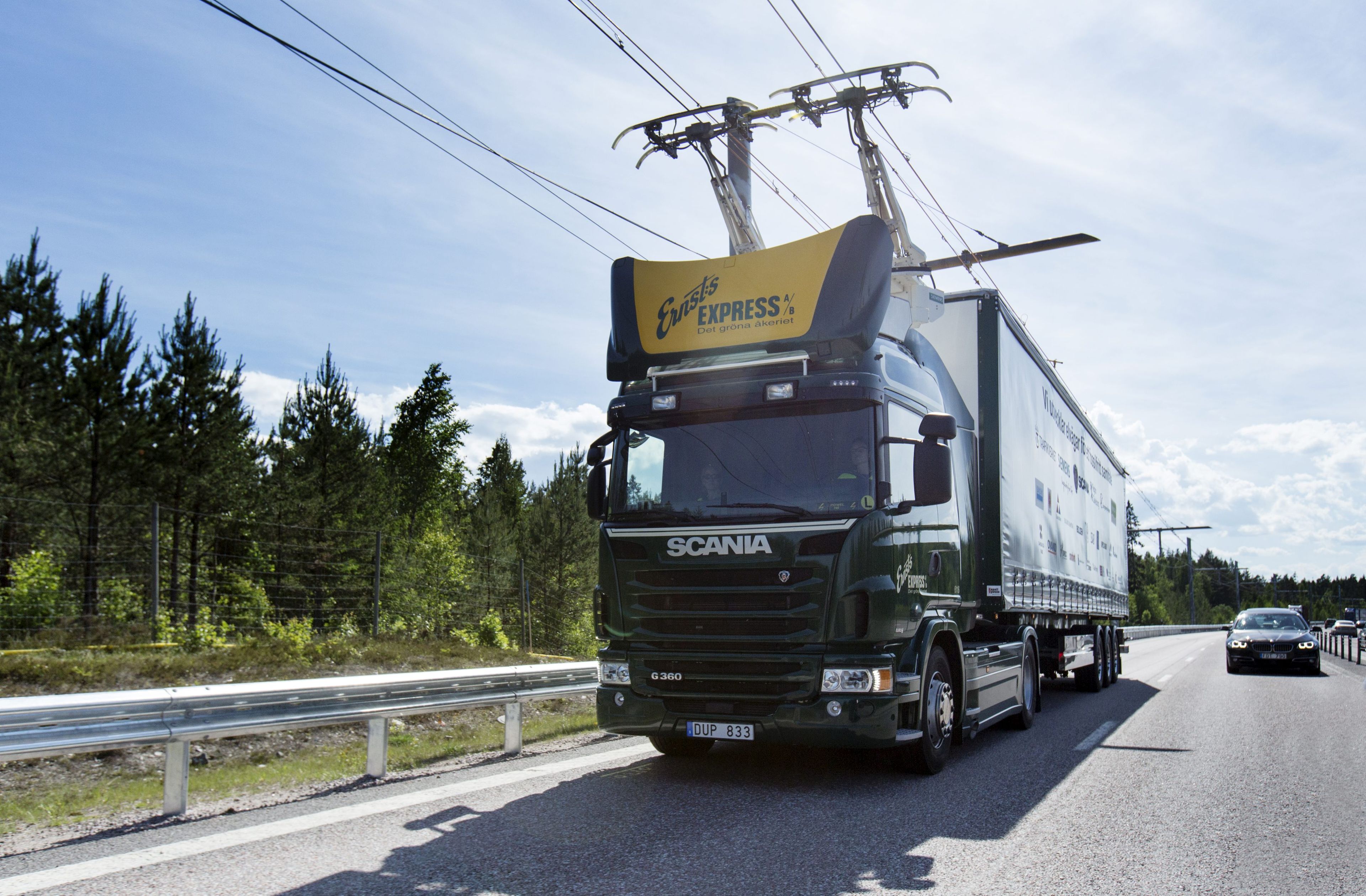 Un camión circula por una carretera electrificada, en Suecia