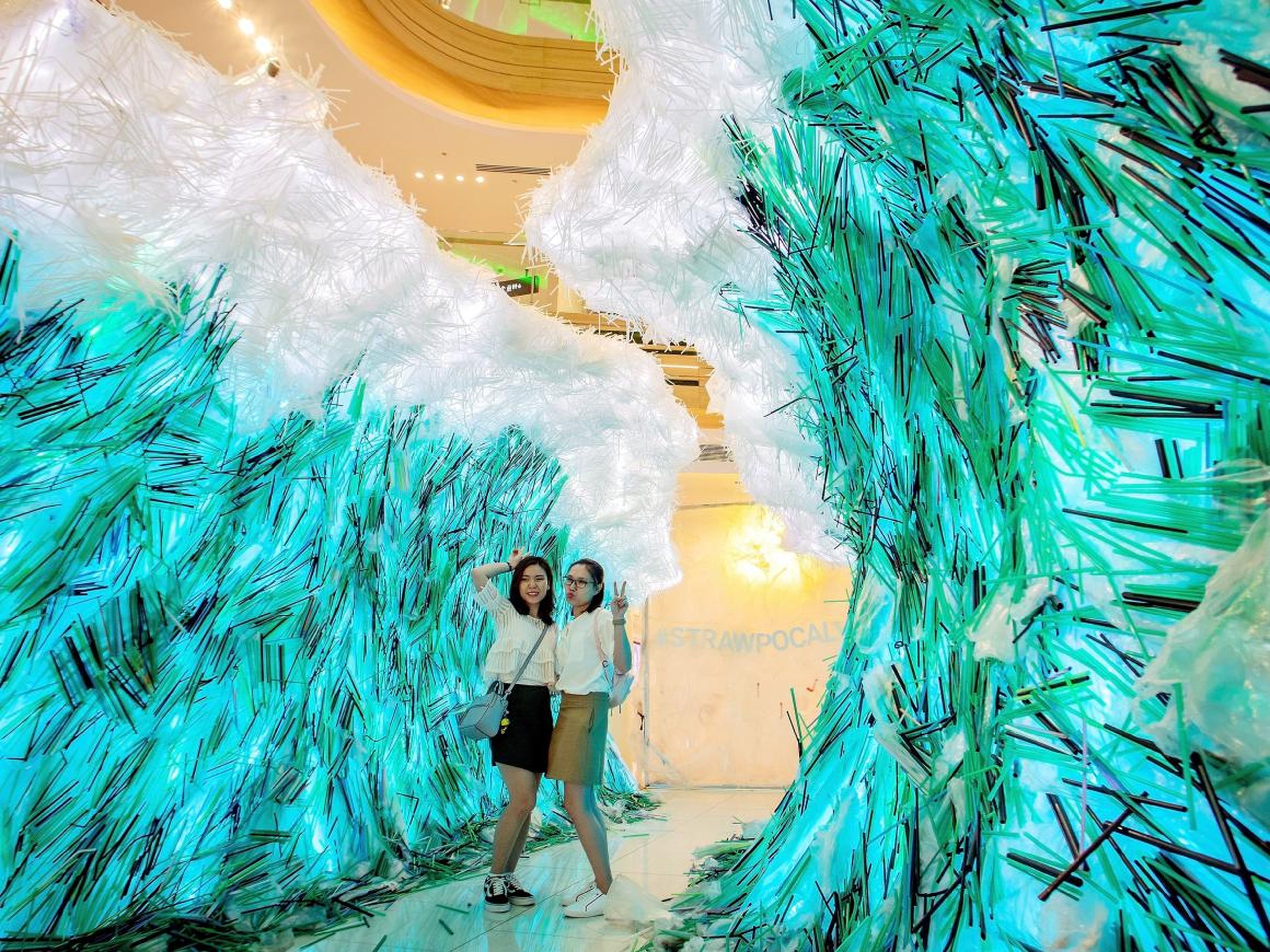 Esta instalación artística en la ciudad de Ho Chi Minh, Vietnam, fue elaborada con 168.037 pajitas de plástico.