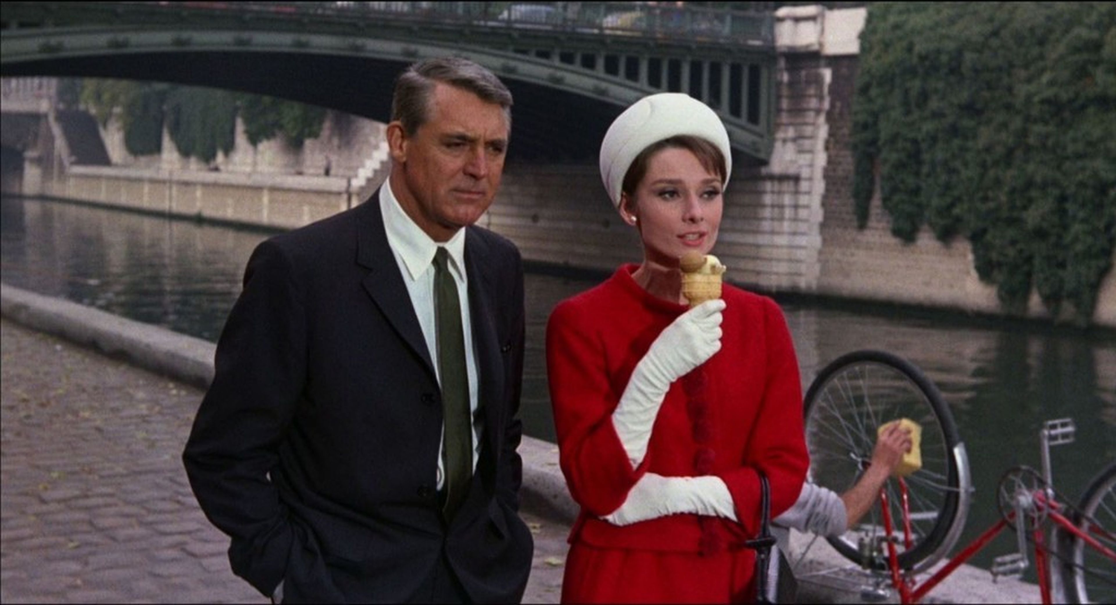 Cary Grant y Audrey Hepburn en Charada