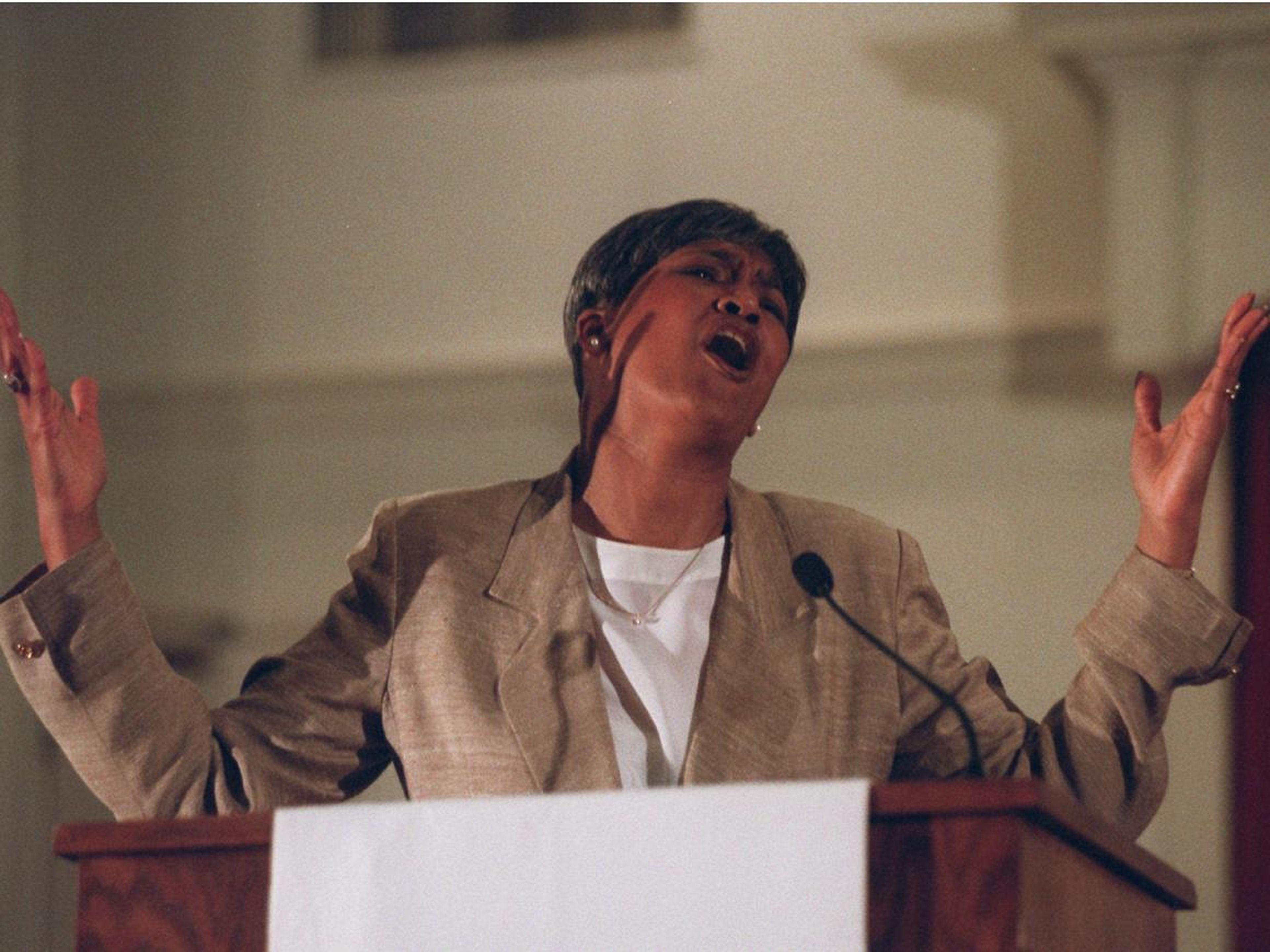 La Rev. Dra. Cynthia L. Hale da un sermón a su congregación.