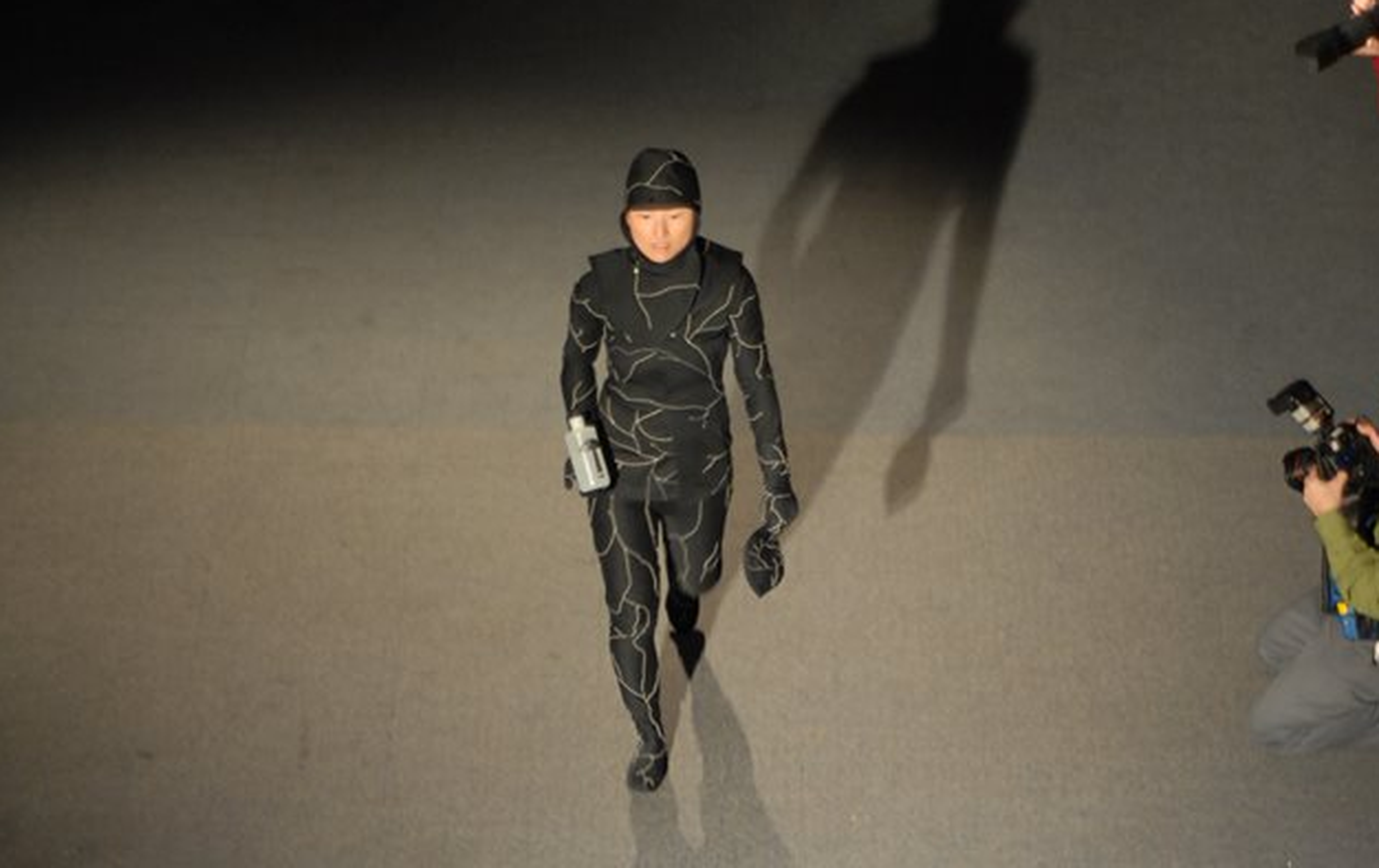 Jae Rhim Lee vistiendo su traje funenario de hongos.