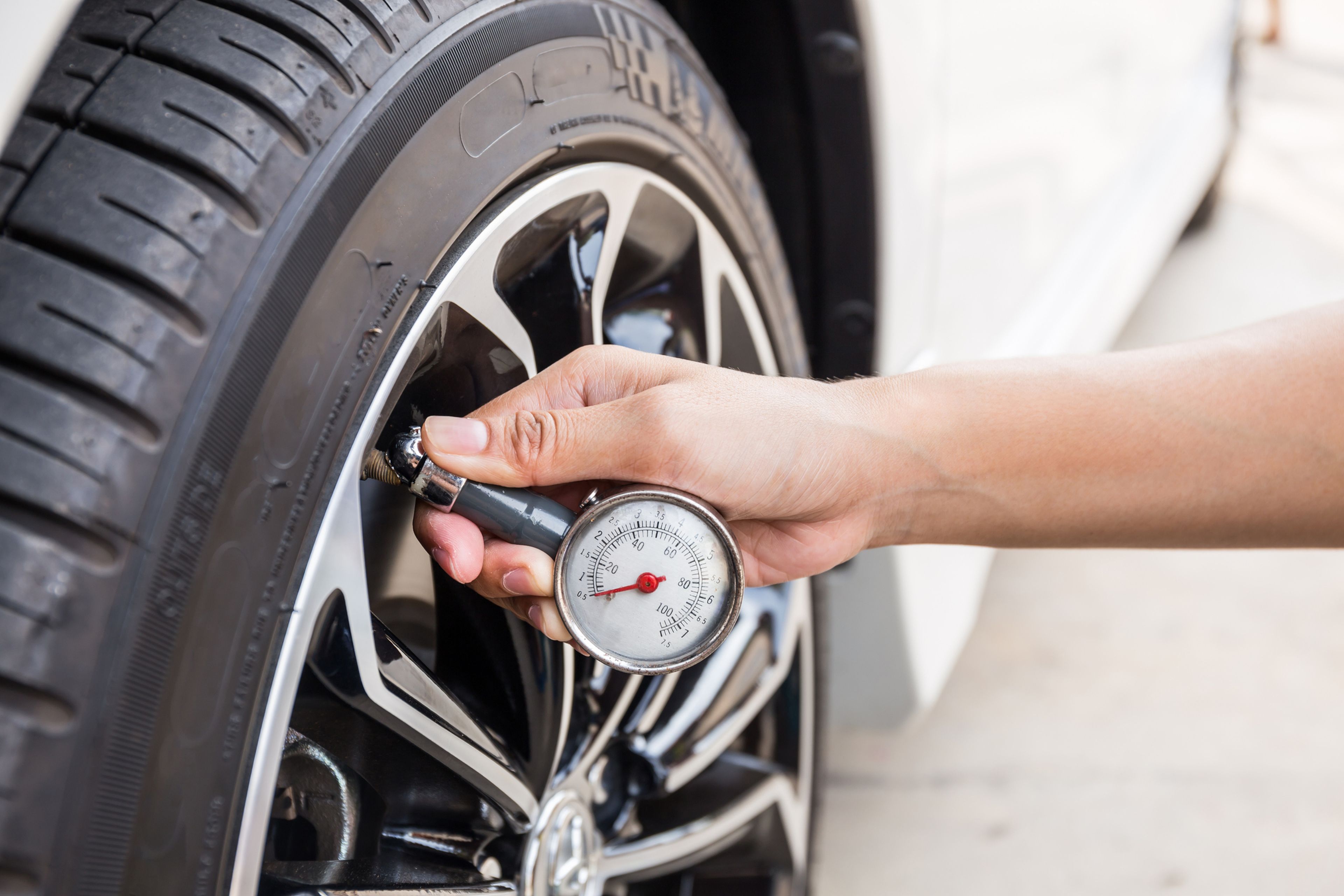 Comprobar la presión de los neumáticos