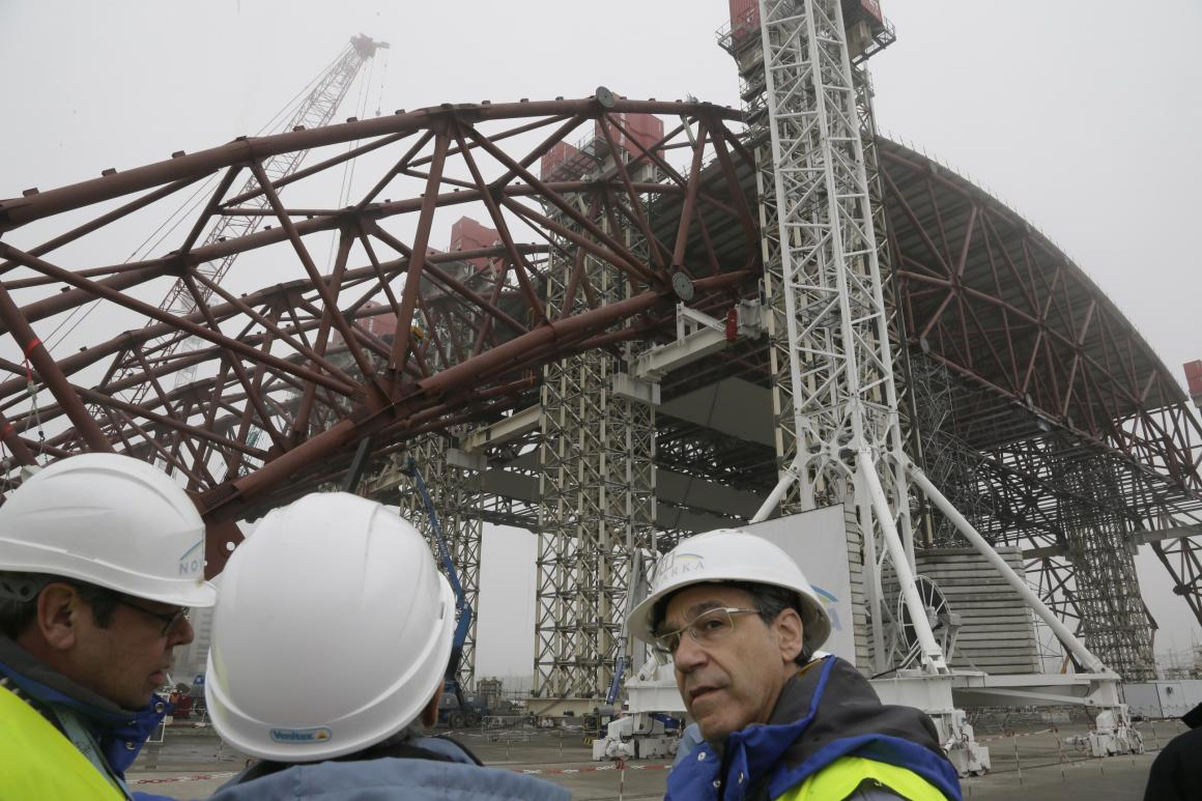 Los trabajadores de la construcción montan un enorme arco de acero en la planta de Chernobyl el 27 de noviembre de 2012.