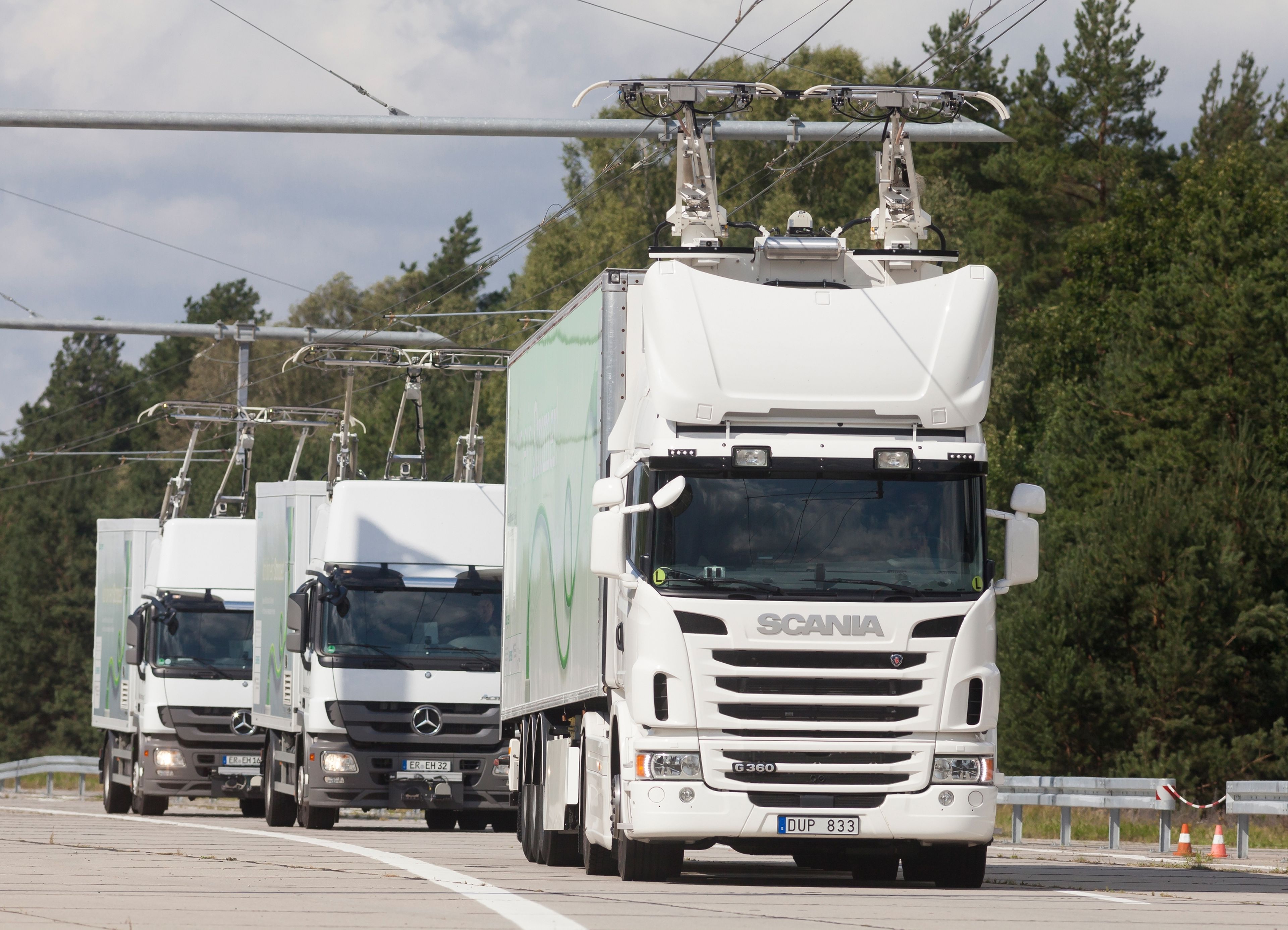 Un convoy de camiones circula por una autovía electrificada en Suecia