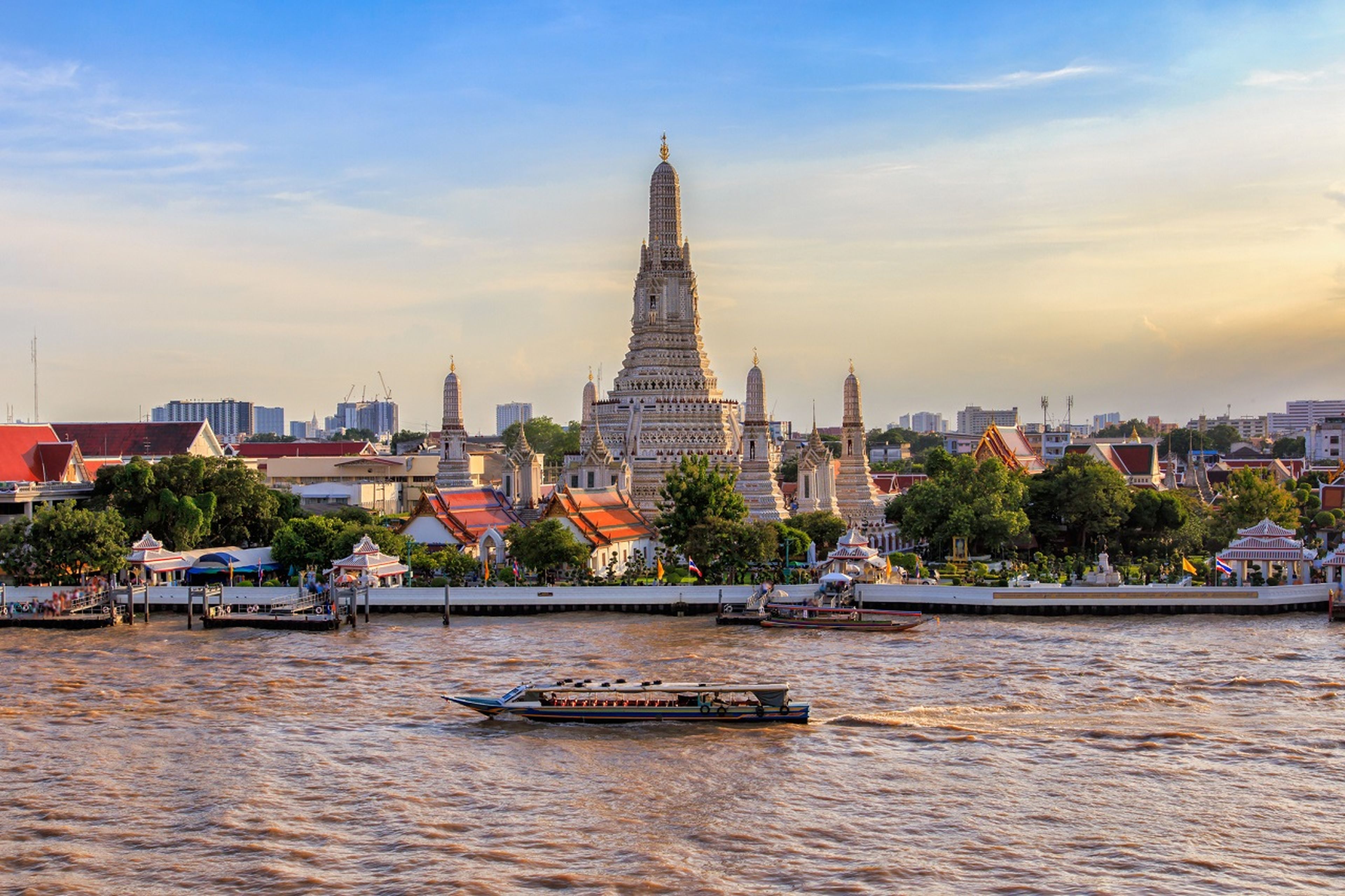 Culturas ancestrales y las más modernas ciudades caben en el sudeste asiático como Wat Arun en Bangkok, Tailandia