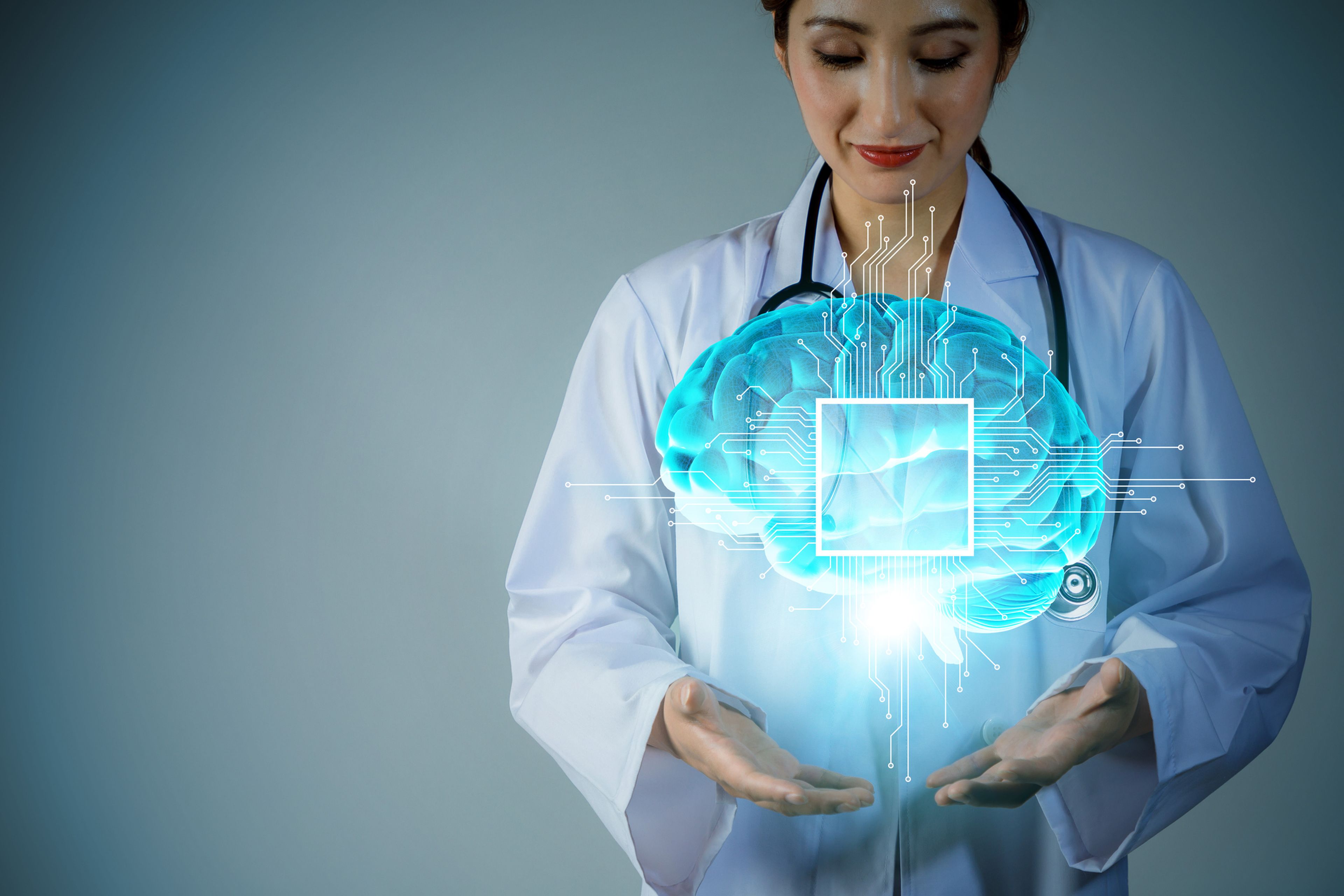 Doctora sosteniendo un cerebro holográfico