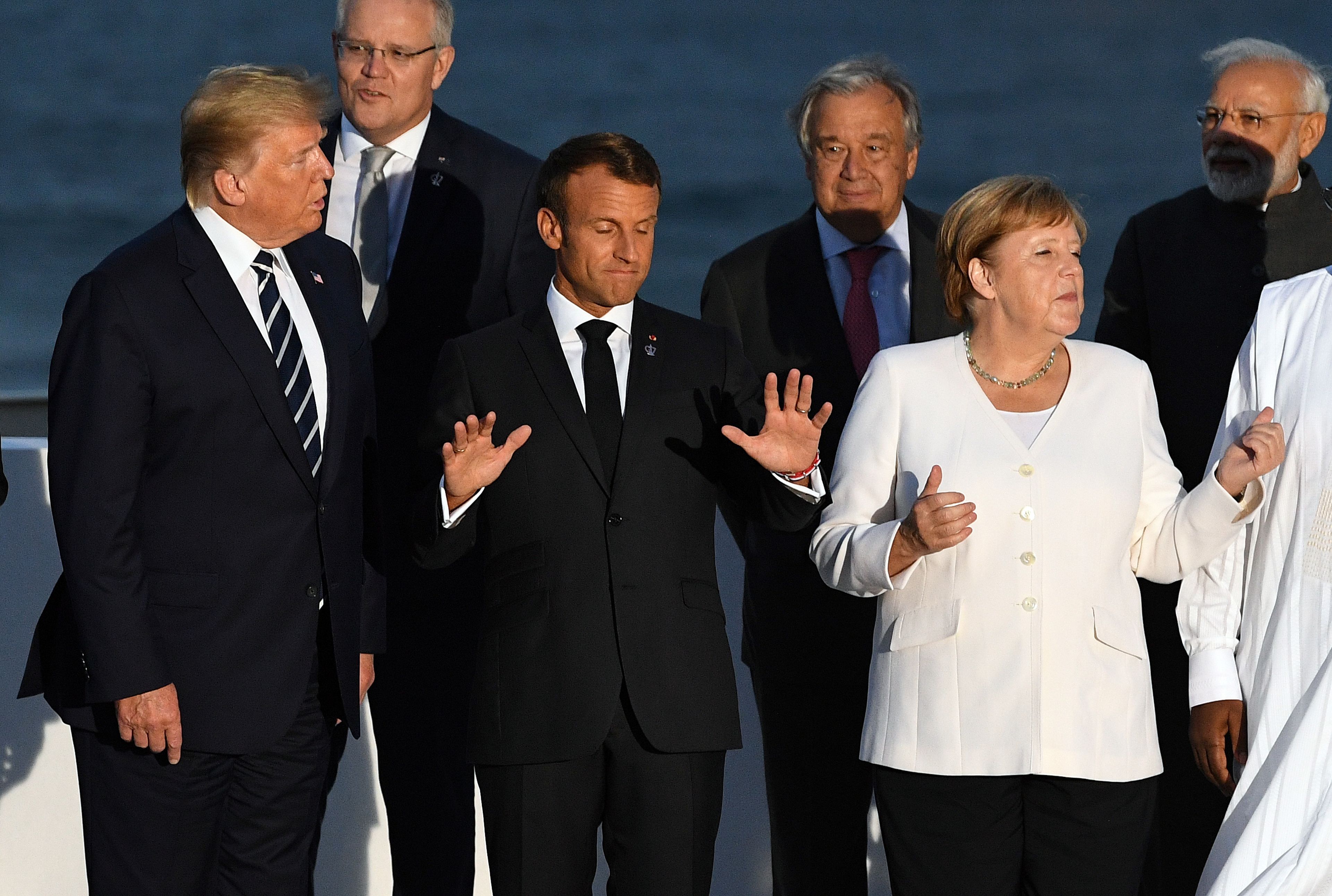 El presidente de los Estados Unidos, Donald Trump, el presidente de Francia, Emmanuel Macron, y la canciller alemana, Angela Merkel, durante la cumbre del G7 en Biarritz (Francia).