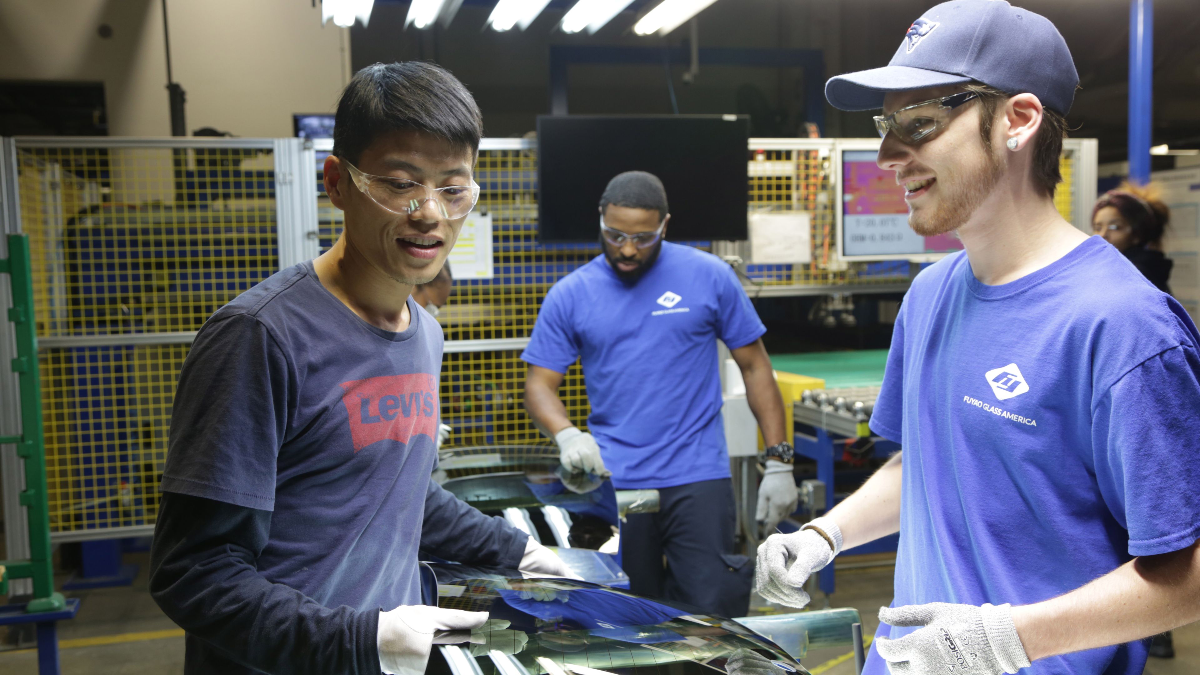 Dos trabajadores, un instructor chino y un empleado estadounidense, en Fuyao.