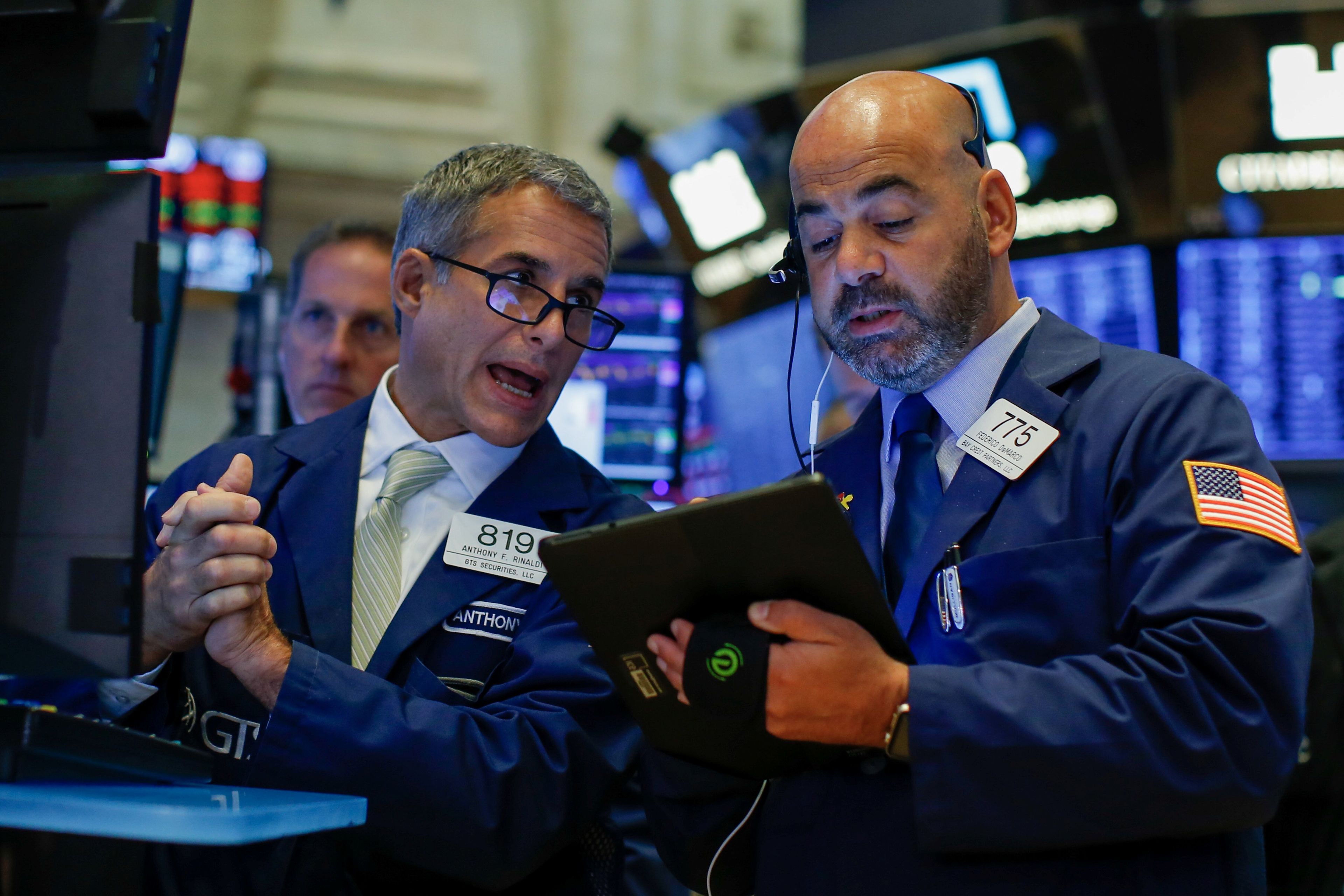Dos traders repasan la sesión en Wall Street