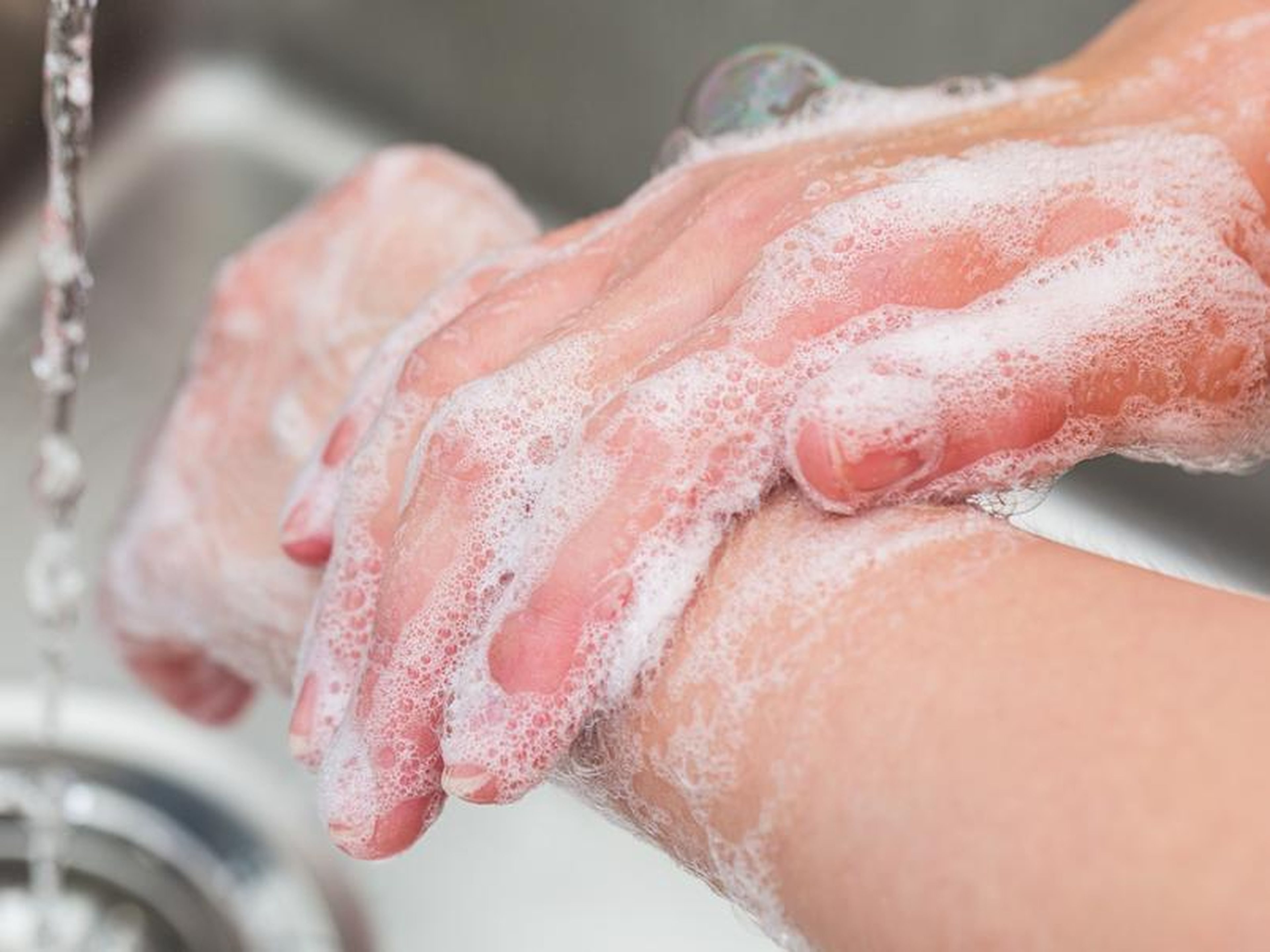 Para limpiar tus manos de manera efectiva, debes lavarlas enérgicamente con agua y jabón durante al menos 20 segundos.