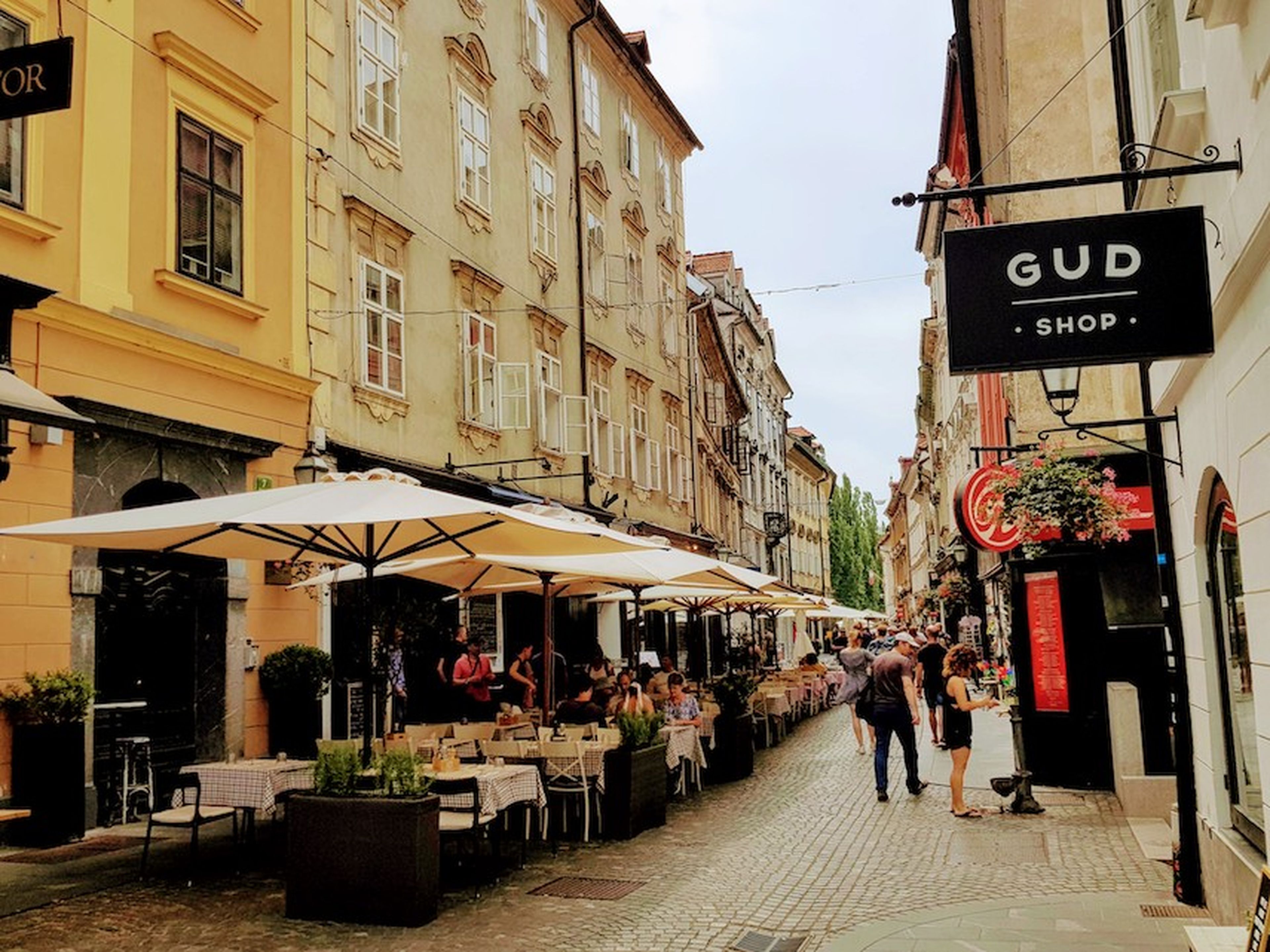 Una calle comercial en Liubliana