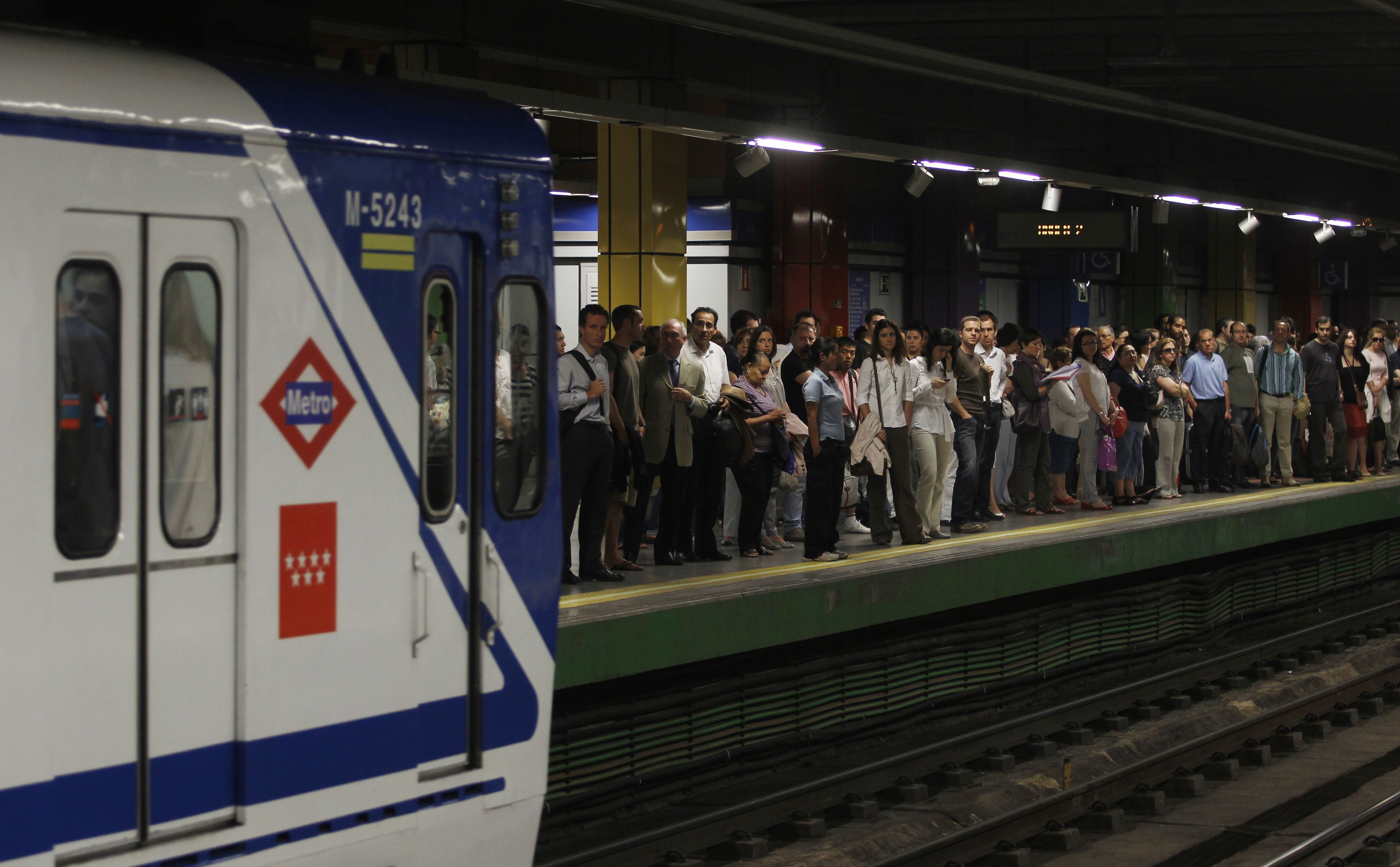Una estación de Metro de Madrid donde la gente se agolpa en el andén esperando al metro.