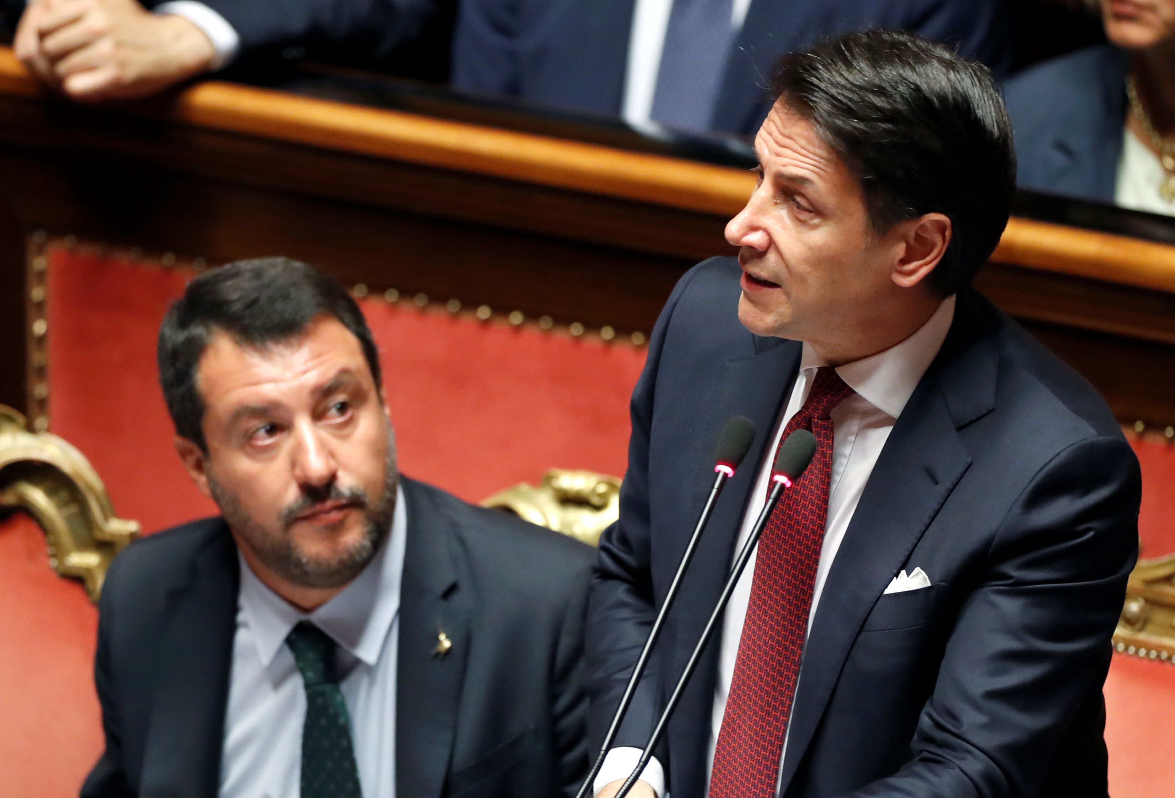 El ya ex primer ministro italiano, Giuseppe Conte, y sentado a su lado, el ultraderechista Matteo Salvini