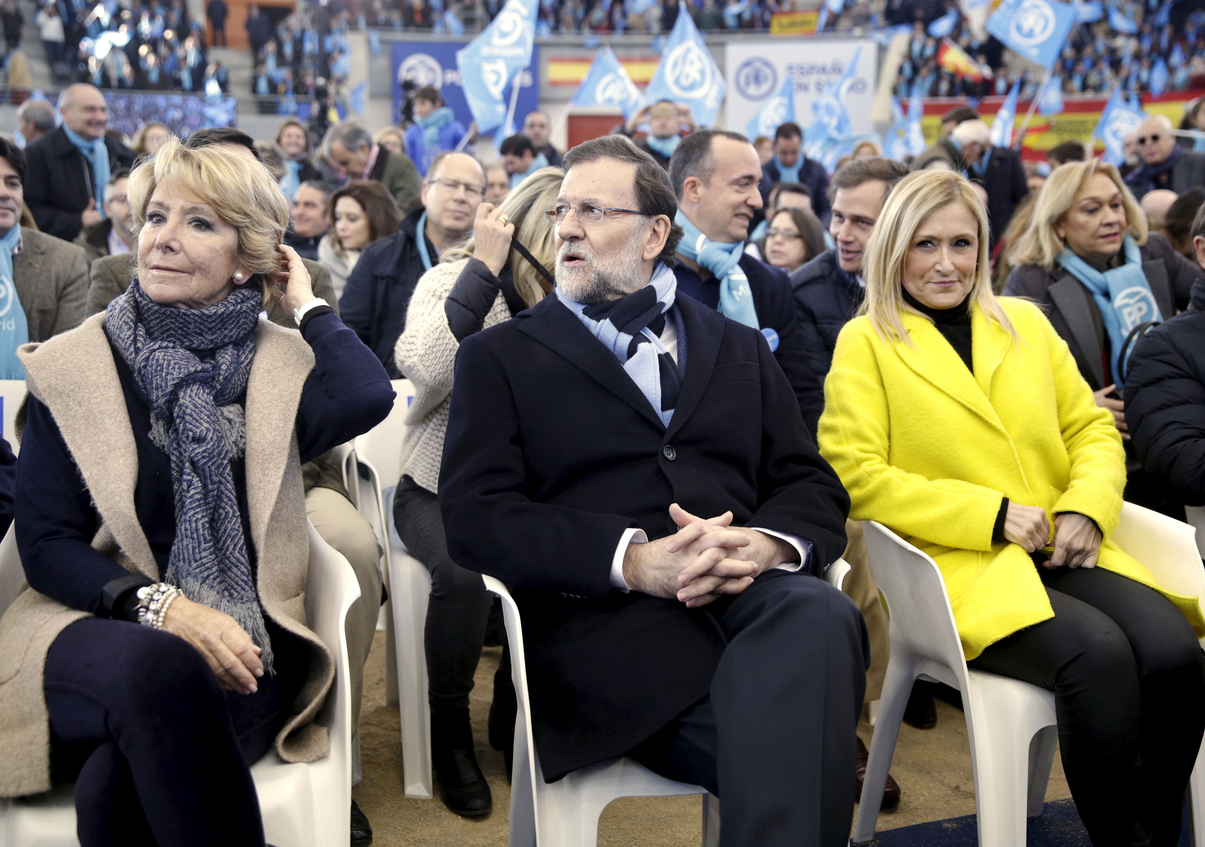 El expresidente del Gobierno, Mariano Rajoy, sentado entre Esperanza Aguirre y Cristina Cifuentes en un acto electoral de 2015.