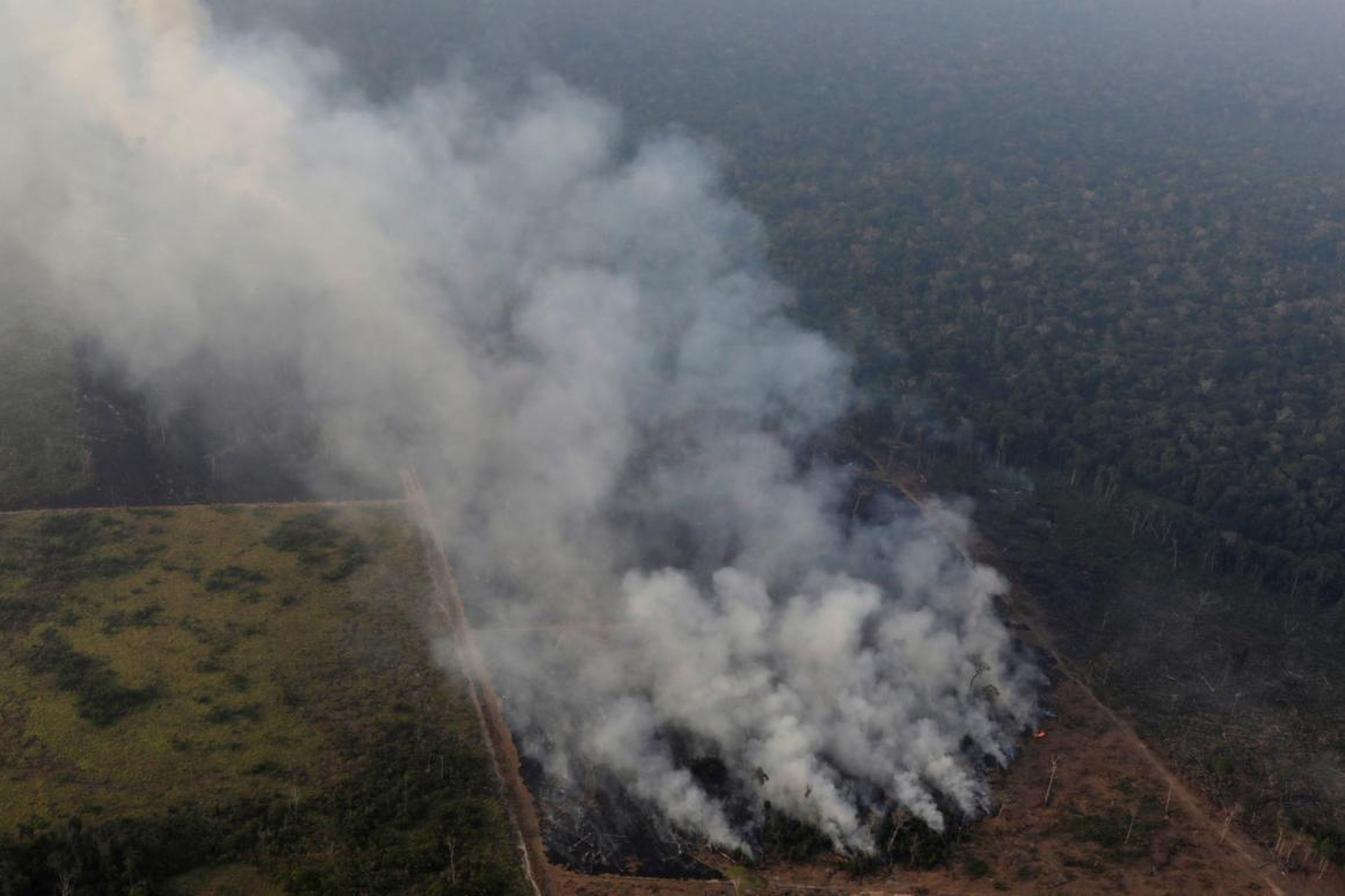 El humo se cierne sobre un incendio en la selva amazónica cerca de Porto Velho el 21 de agosto de 2019