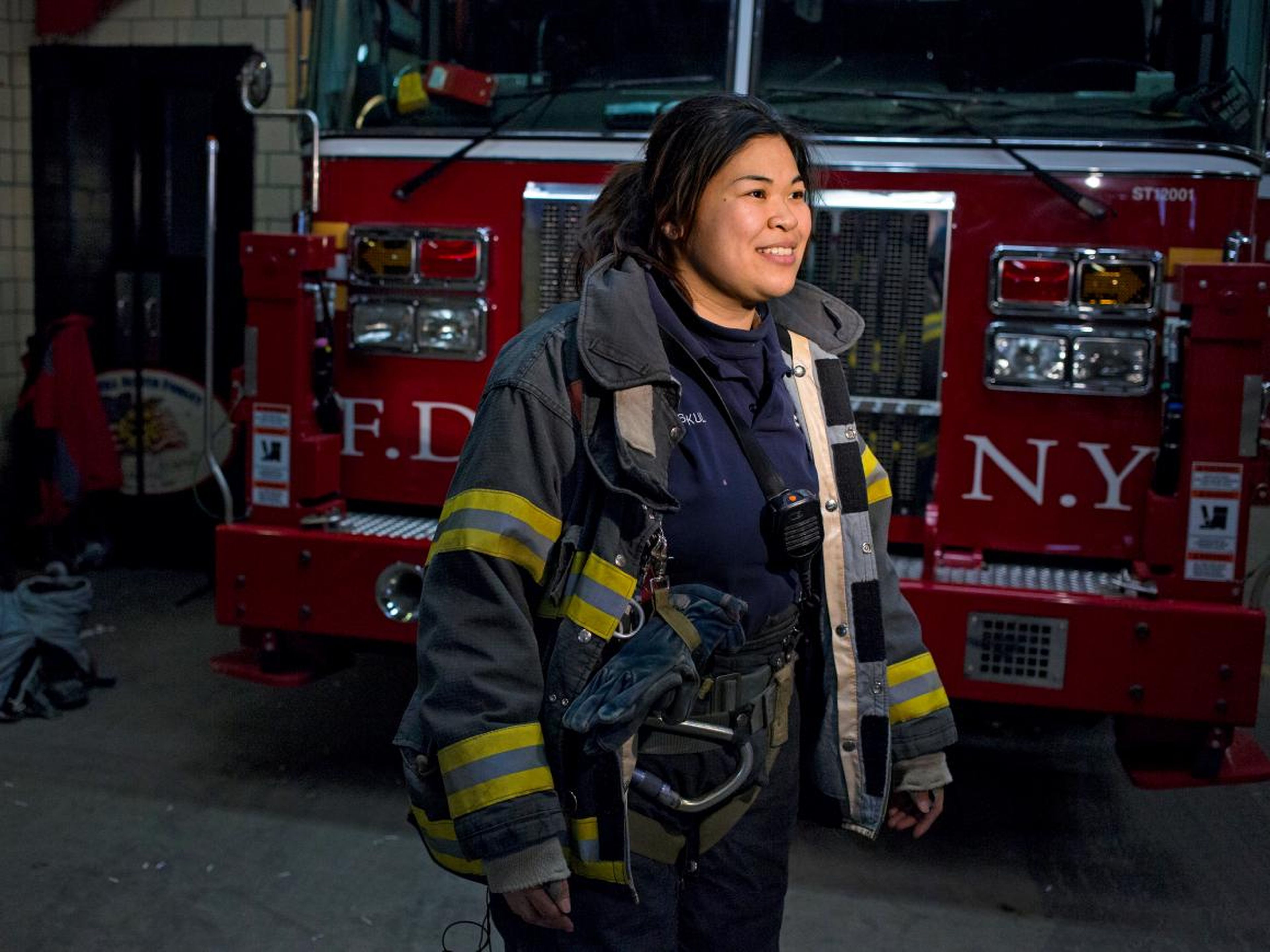 Bombero de la ciudad de Nueva York Sarinya Srisakul en un parque de bomberos de Manhattan.