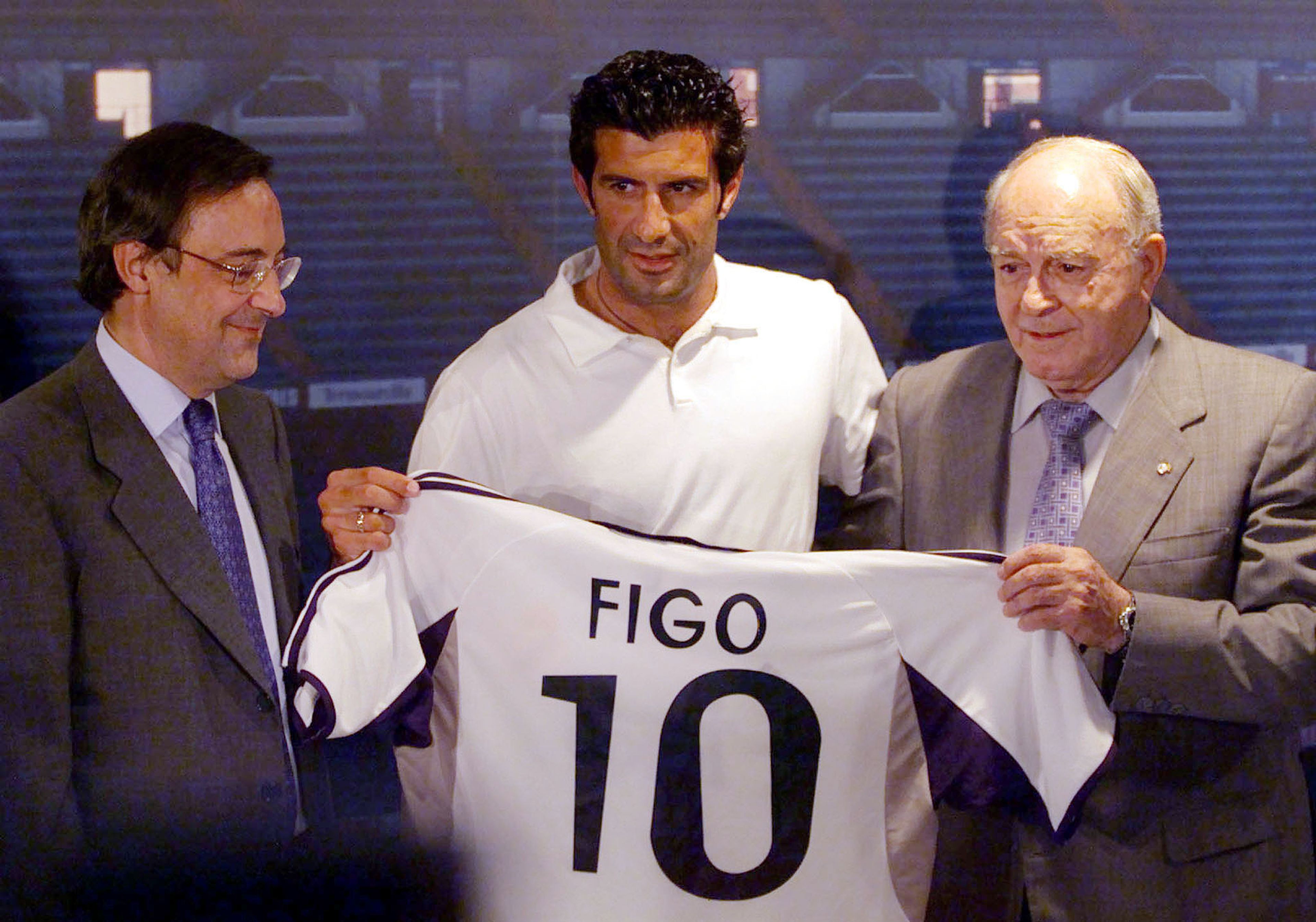 Florentino presenta a Figo.
