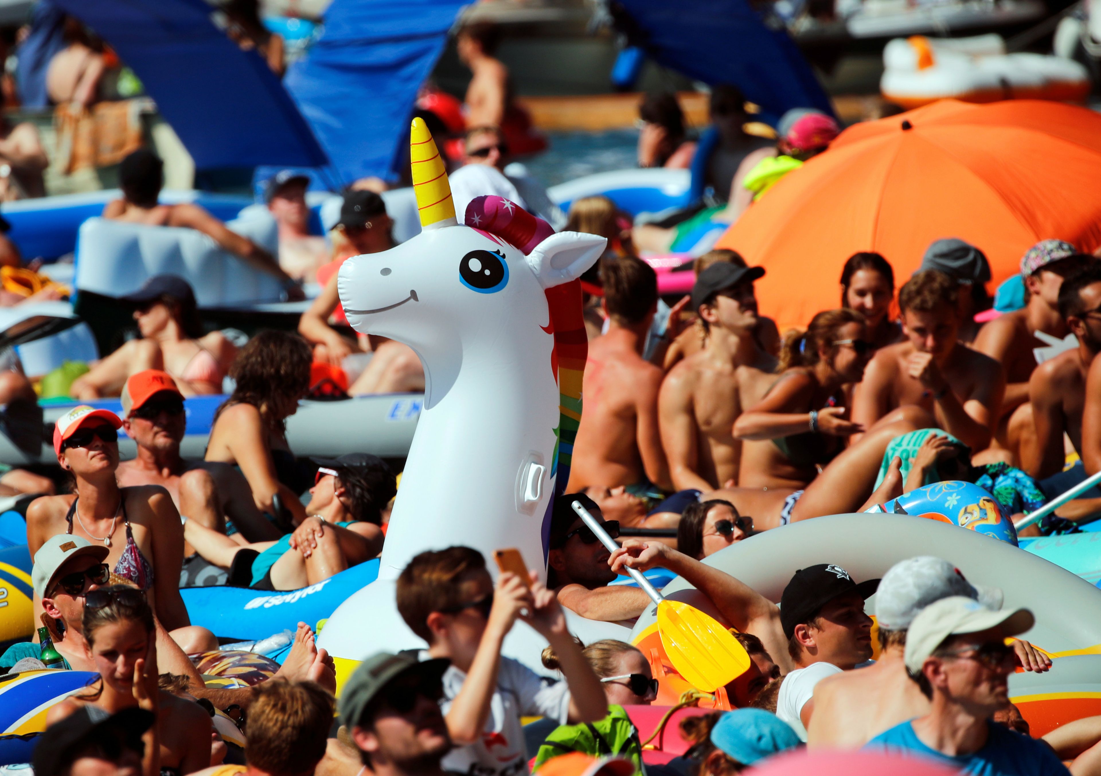 Un flotador con forma de unicornio en una playa.