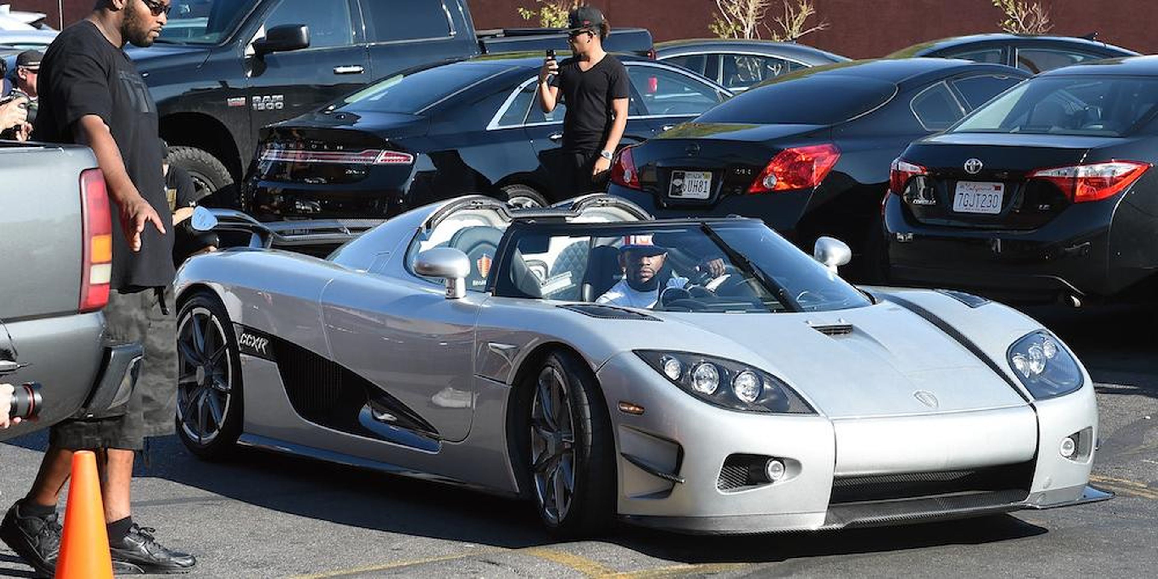 Floyd Mayweather conduciendo un extraño coche de 4,8 millones de dólares Koenigsegg CCXR Trevita en 2015.