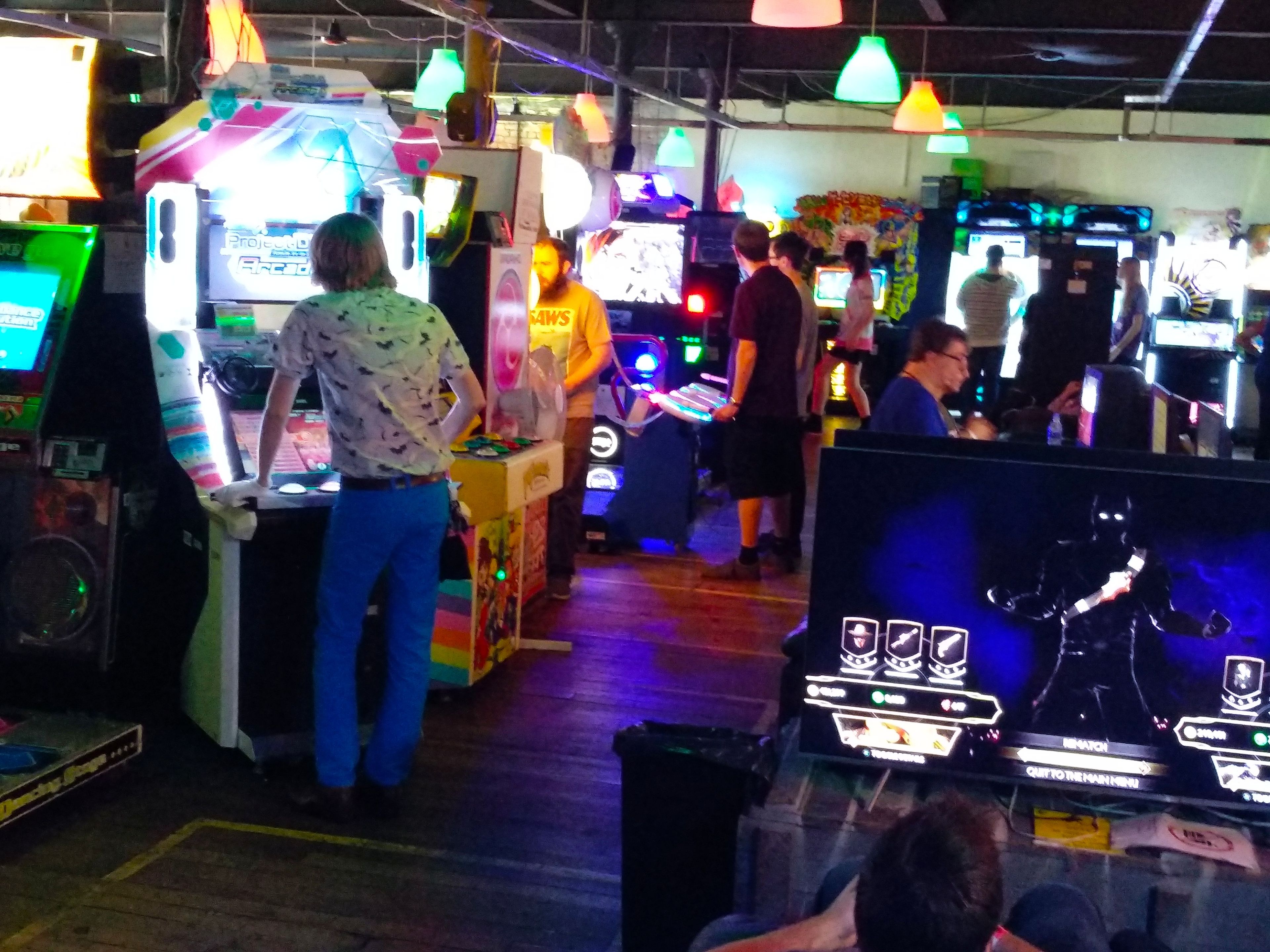 Gente en Arcade Club