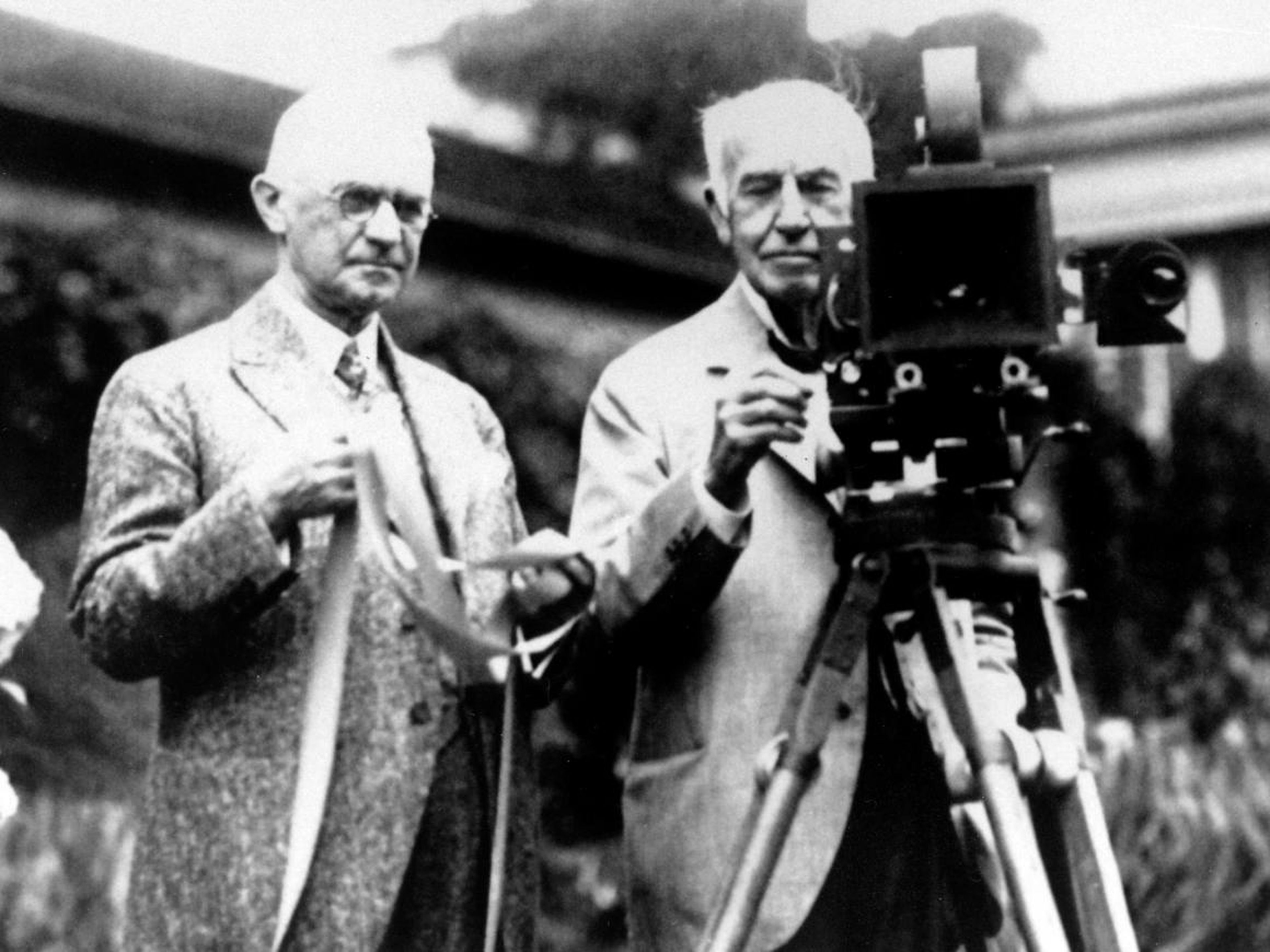 El fundador de Eastman Kodak Co., George Eastman (izquierda) y Thomas Edison posan con sus inventos a fines de la década de 1920.