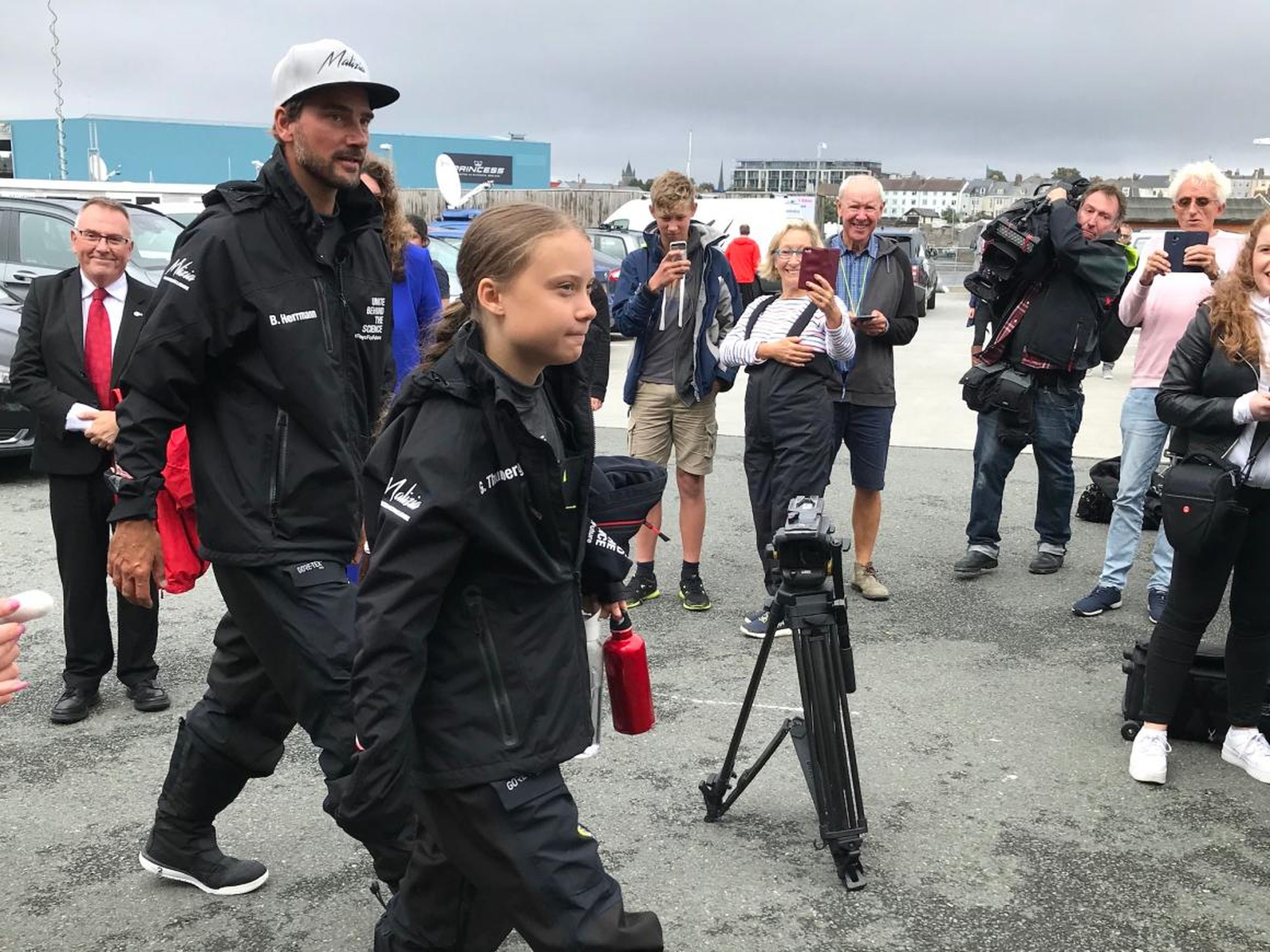 Greta Thunberg y su patrón Boris Herrmann en Plymouth, Inglaterra, poco antes de zarpar hacia América el 14 de agosto de 2019.