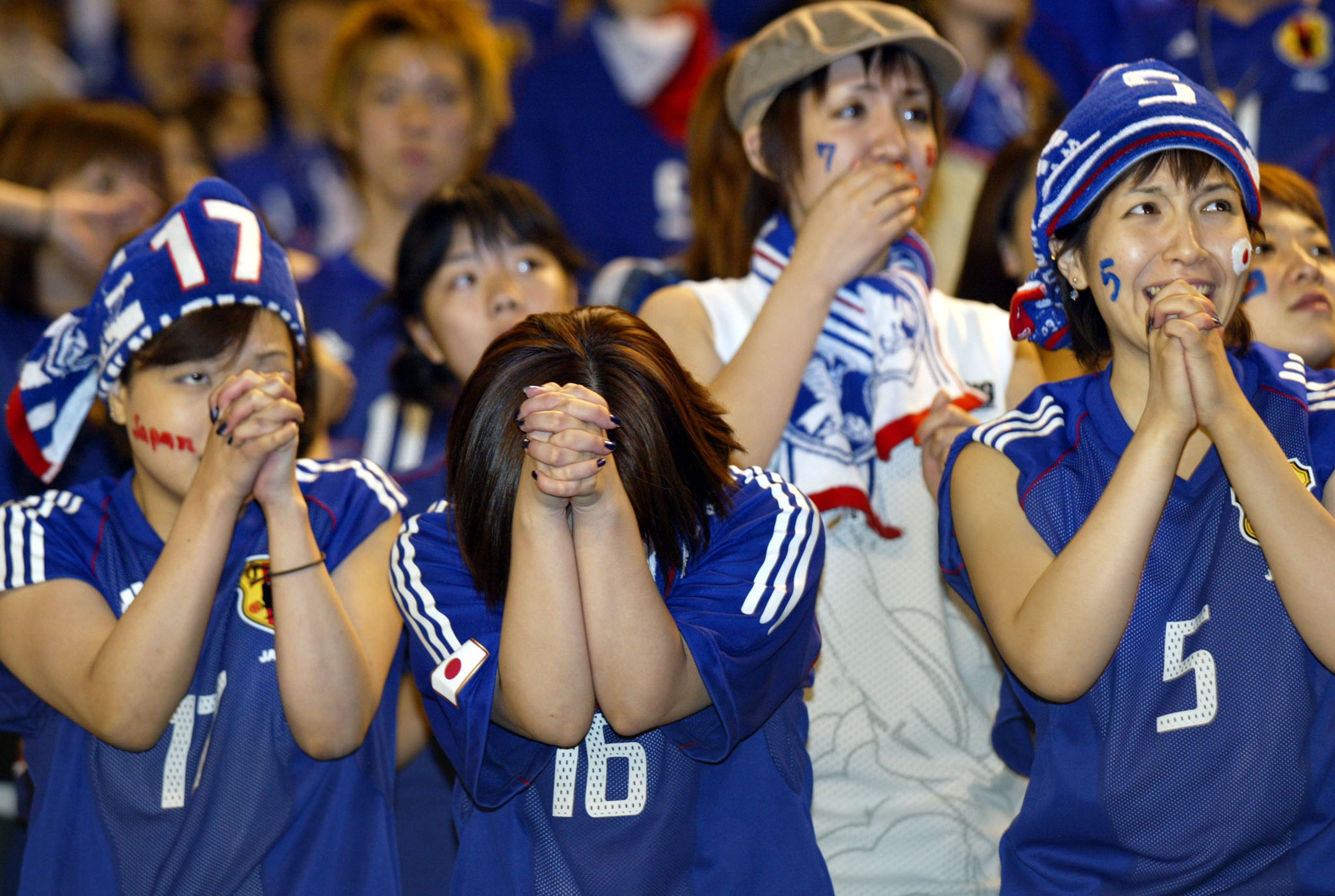 Un grupo de aficionadas japonesas anima al equipo de fútbol.