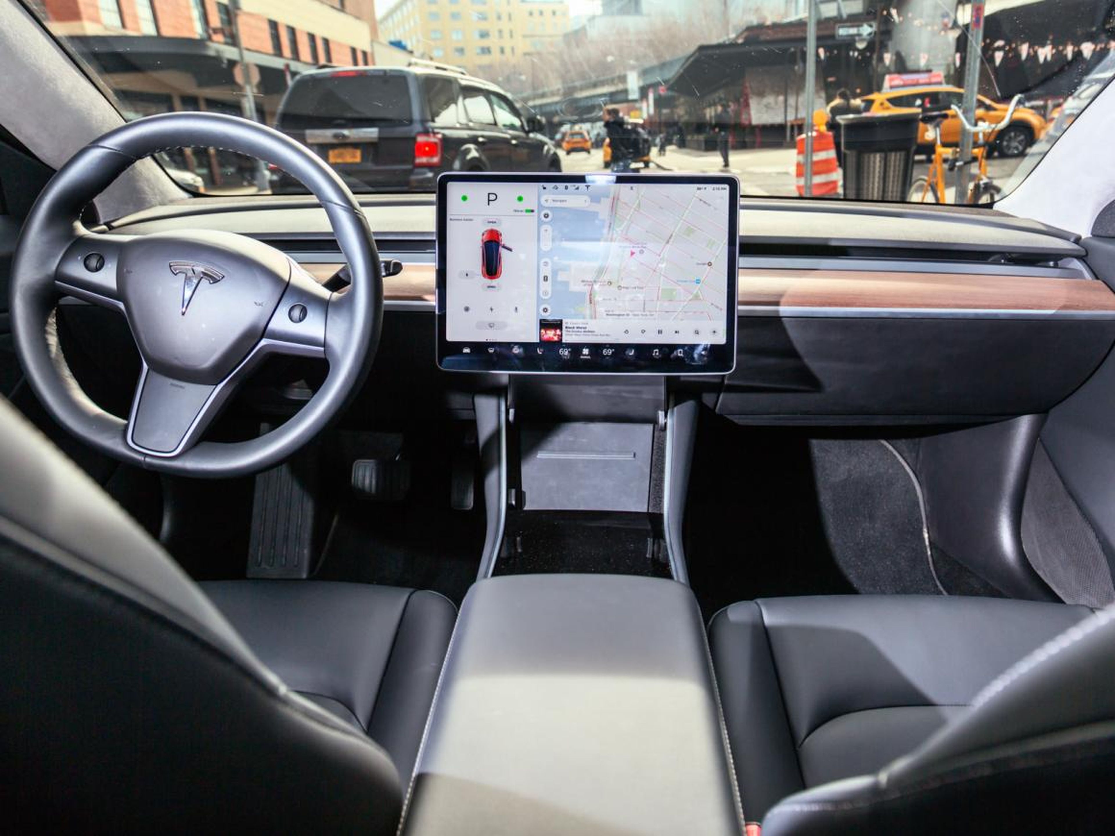 Here's what the interior of the Model 3 looks like. Settings and information are largely concentrated in the touchscreen.