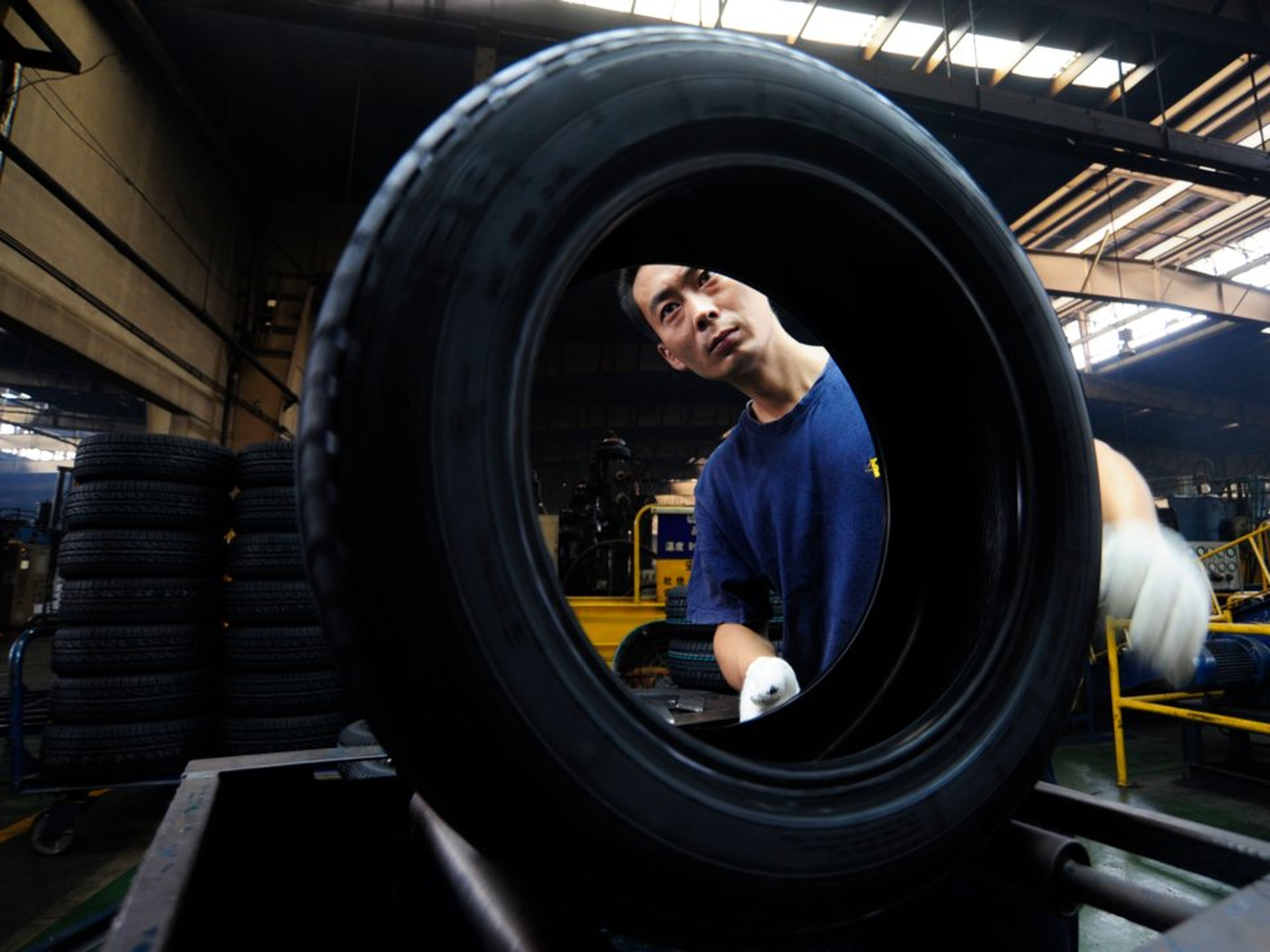 Hombre trabajando en una fábrica de neumáticos.