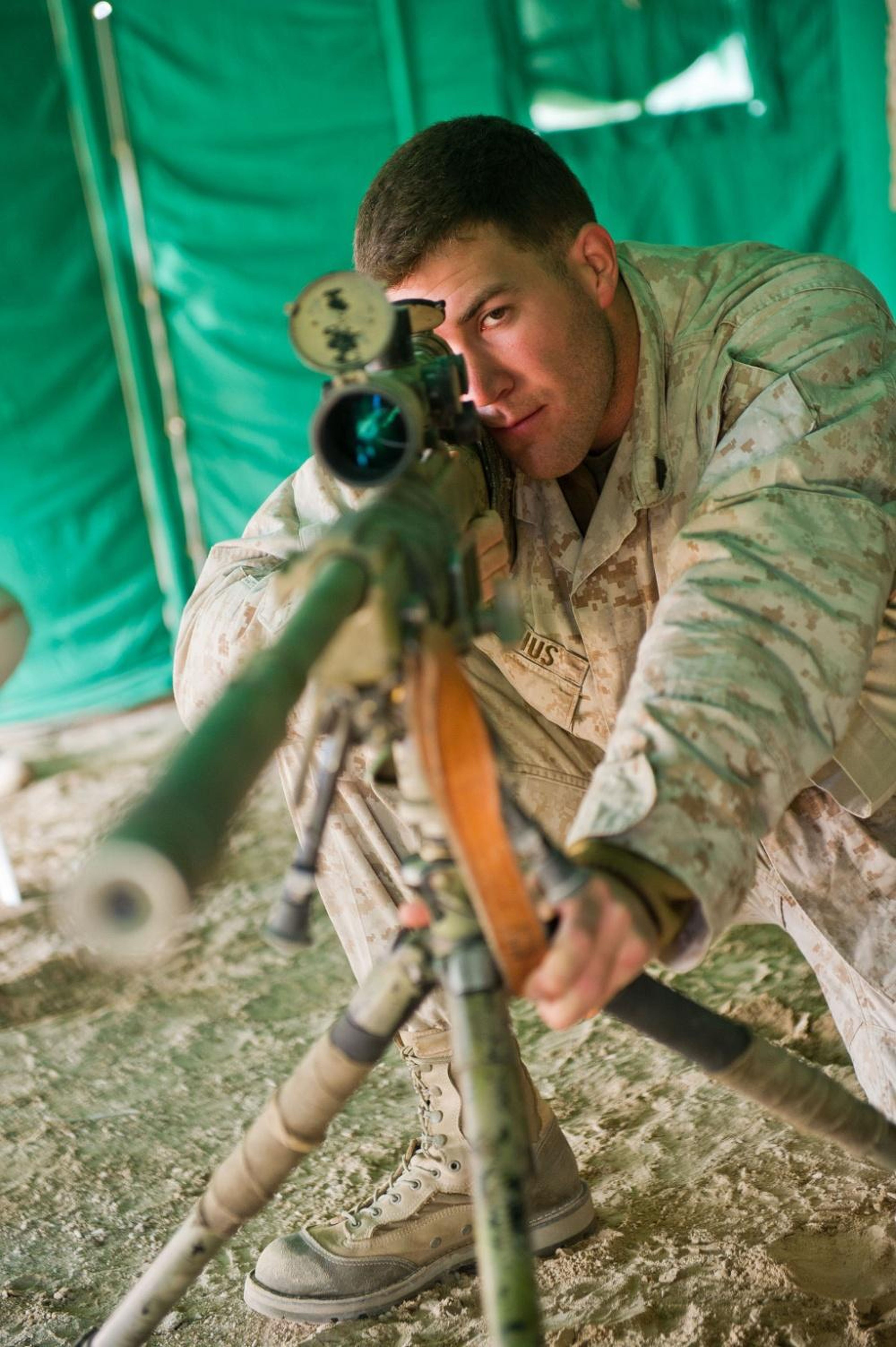 El sargento Hunter Bernius, un francotirador veterano del Cuerpo de Marines que dirige un curso de entrenamiento avanzado para nuevos francotiradores.