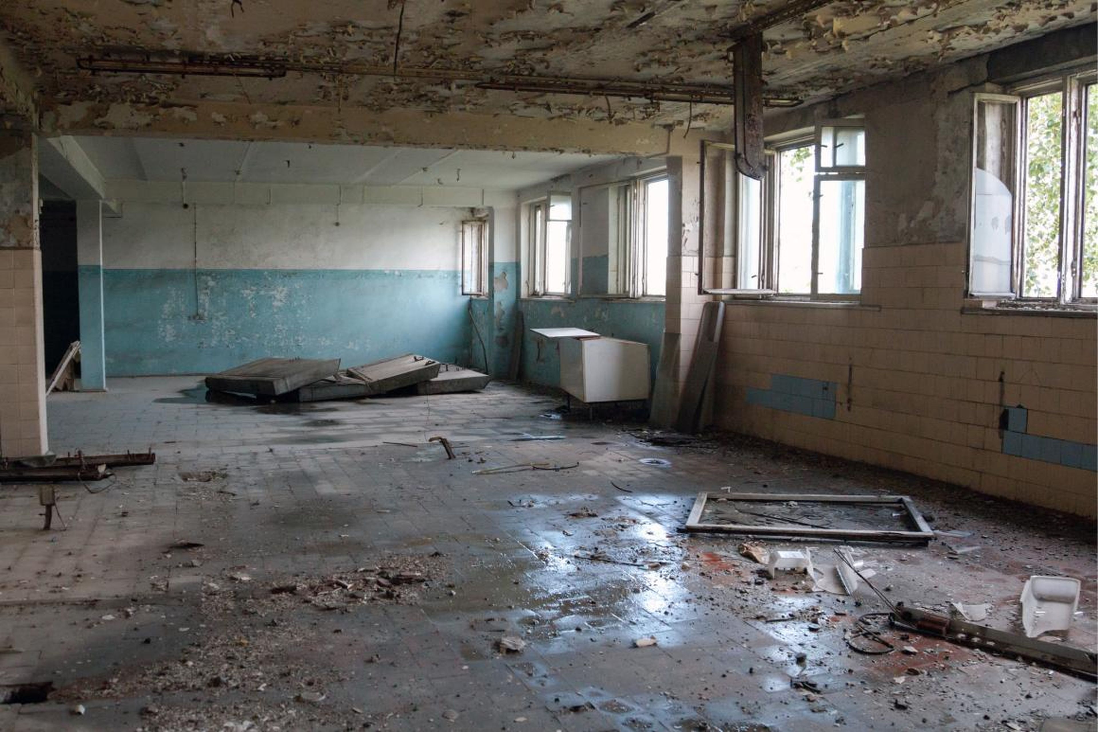 Escombros en el suelo de un edificio abandonado dentro de la planta de Usolyekhimprom.