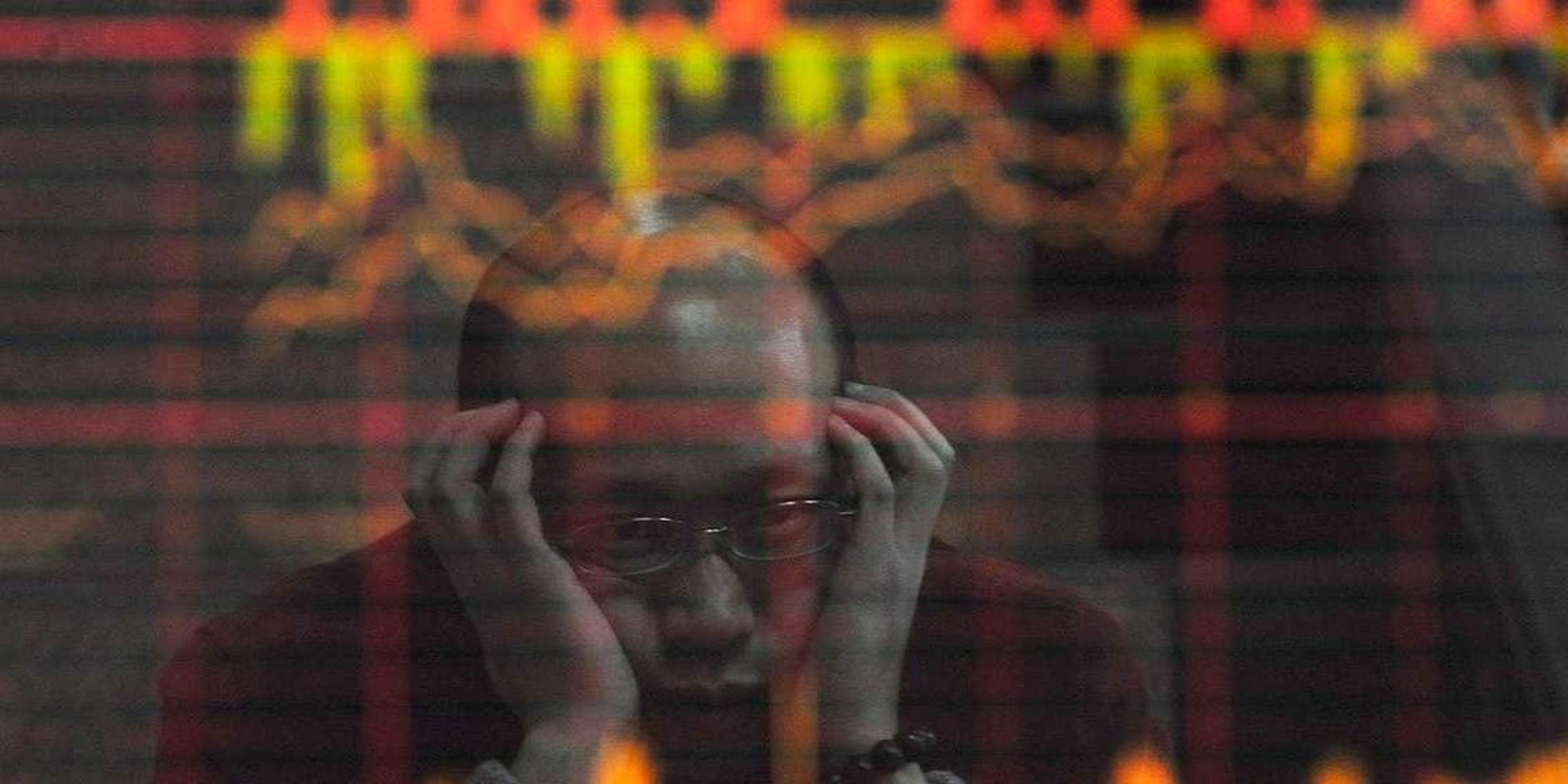 Un inversor chino mira preocupado la evolución de las bolsas