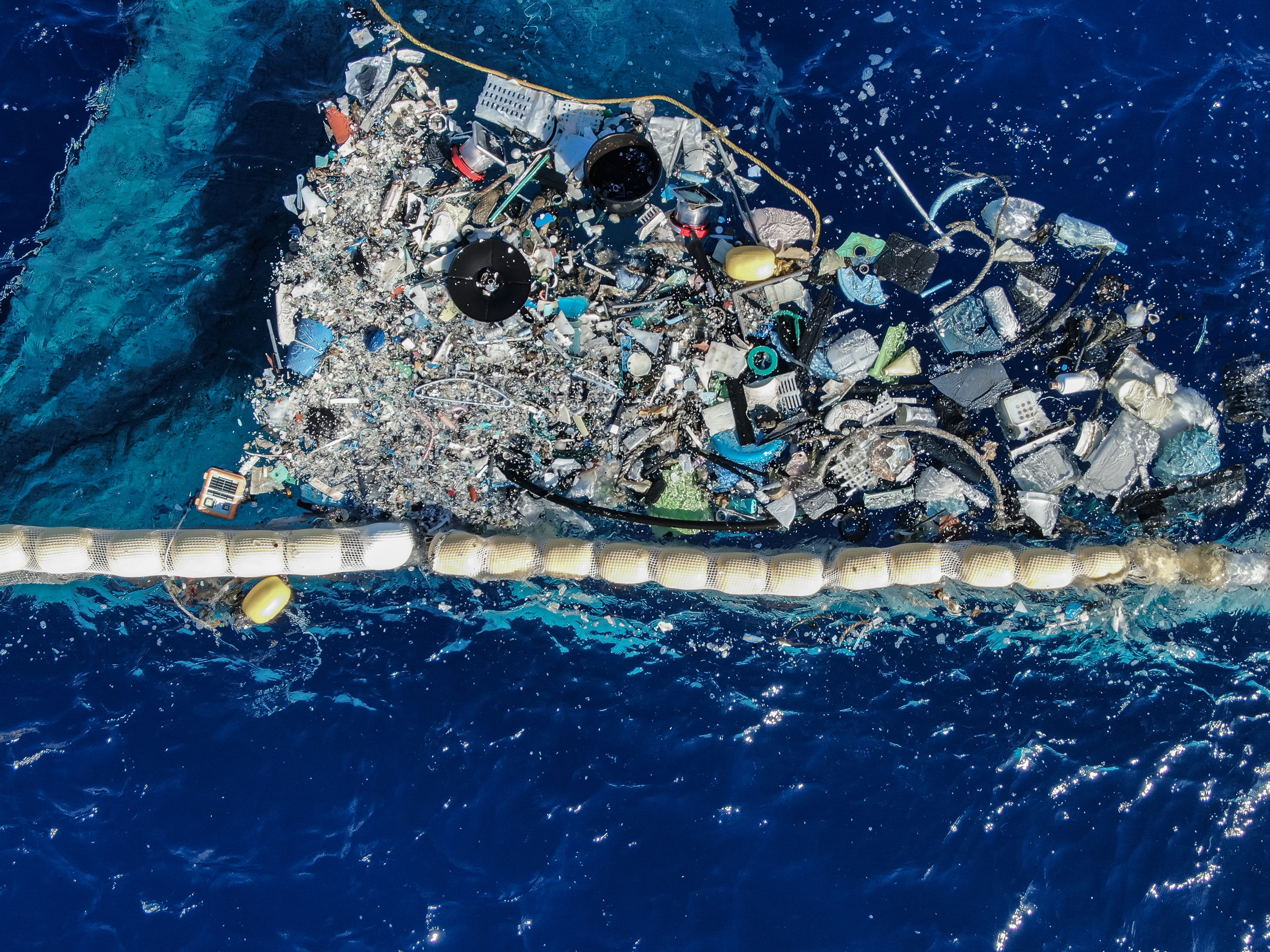 La organización de Slat, The Ocean Cleanup, ha desarrollado una herramienta para retirar la basura del Océano Pacífico.