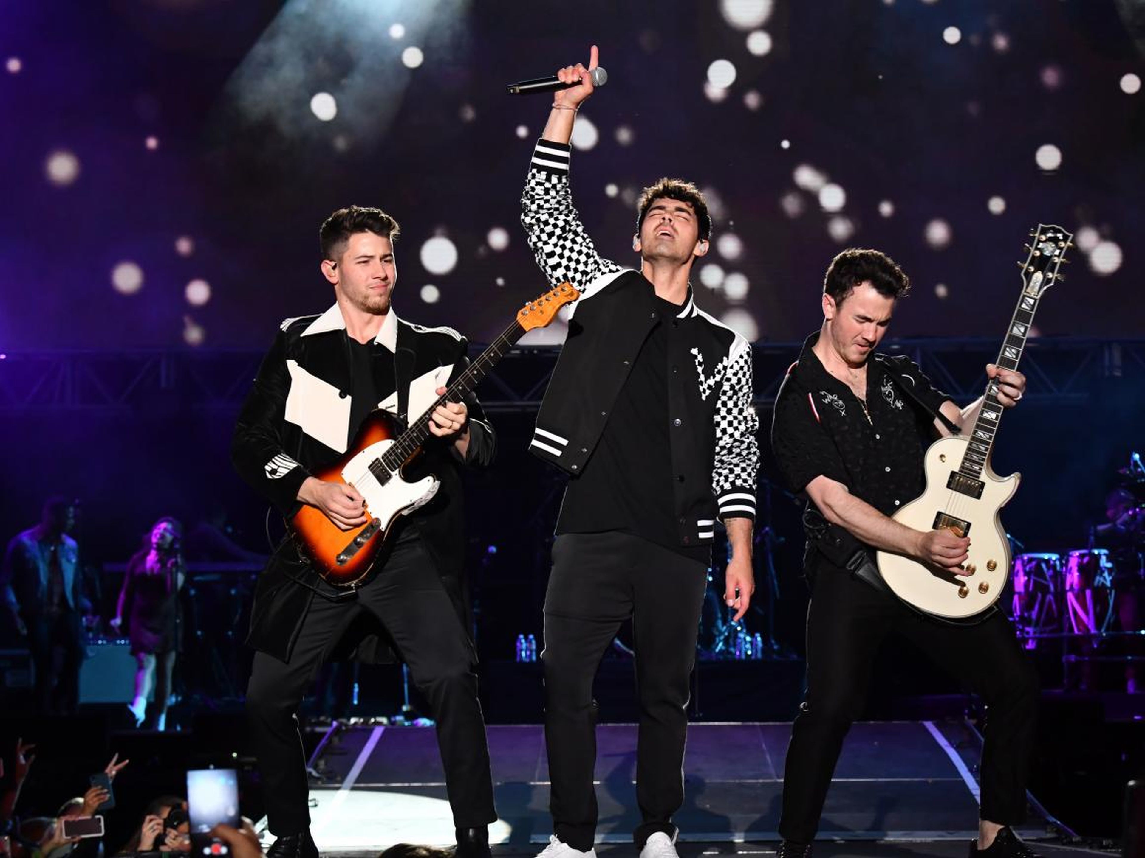 Los Jonas Brothers actuando en el escenario del Wango Tango 2019 de iHeartRadio.