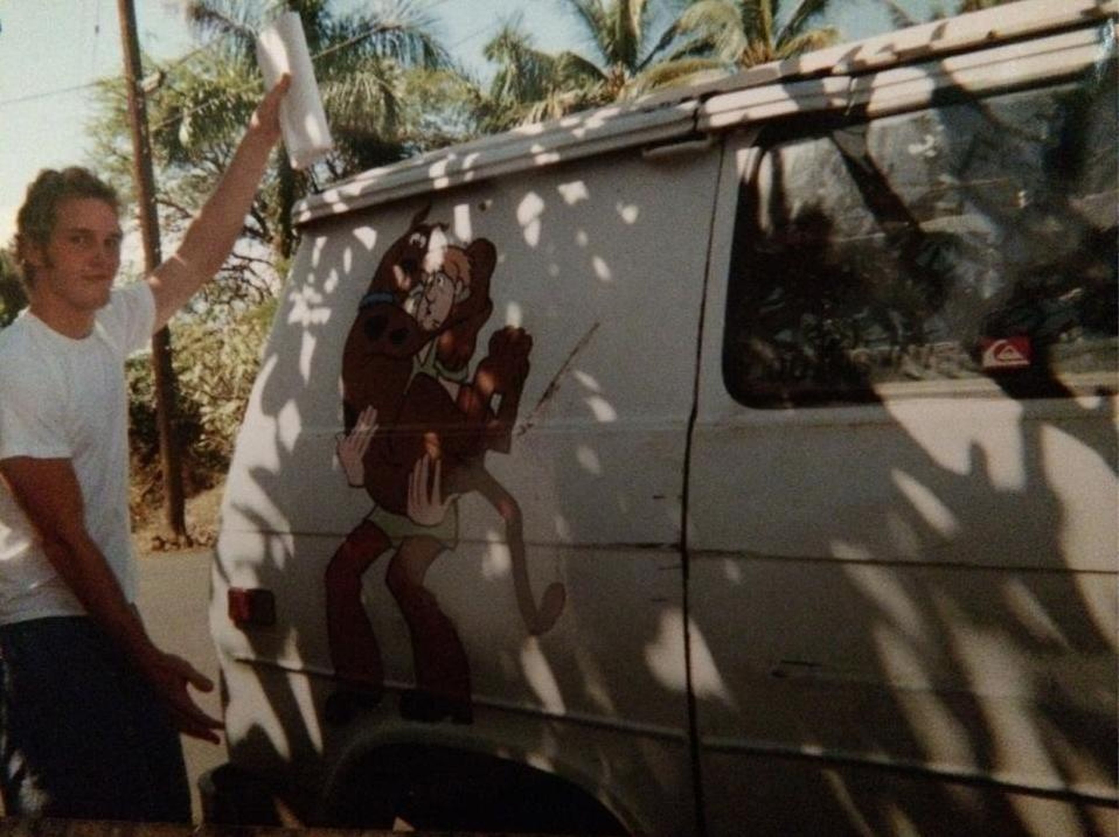 Chris Pratt posando con su caravana.