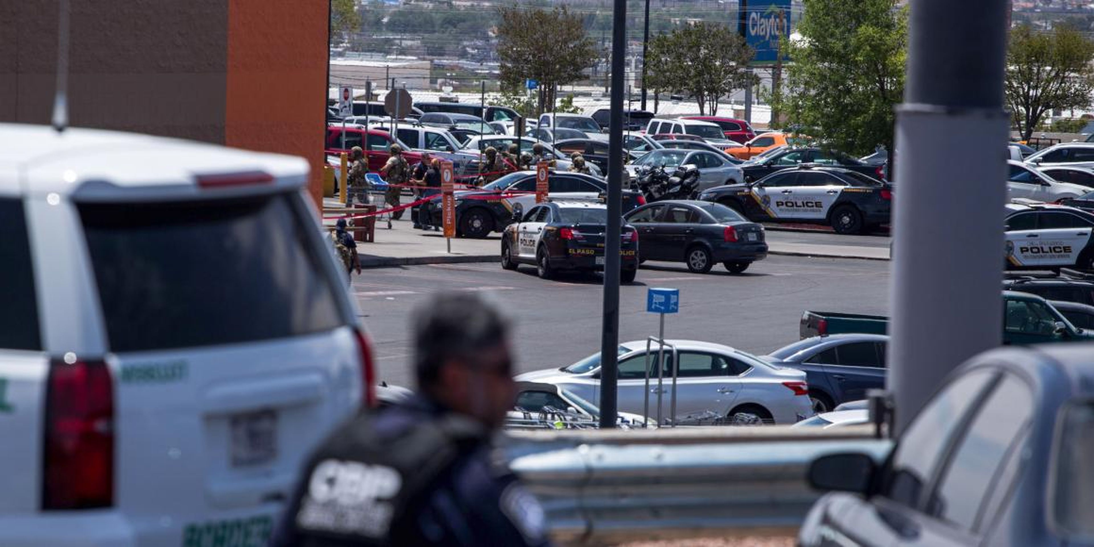Las fuerzas de seguridad acuden al lugar del tiroteo cerca del centro comercial Cielo Vista en El Paso, Texas, el sábado 3 de agosto de 2019.