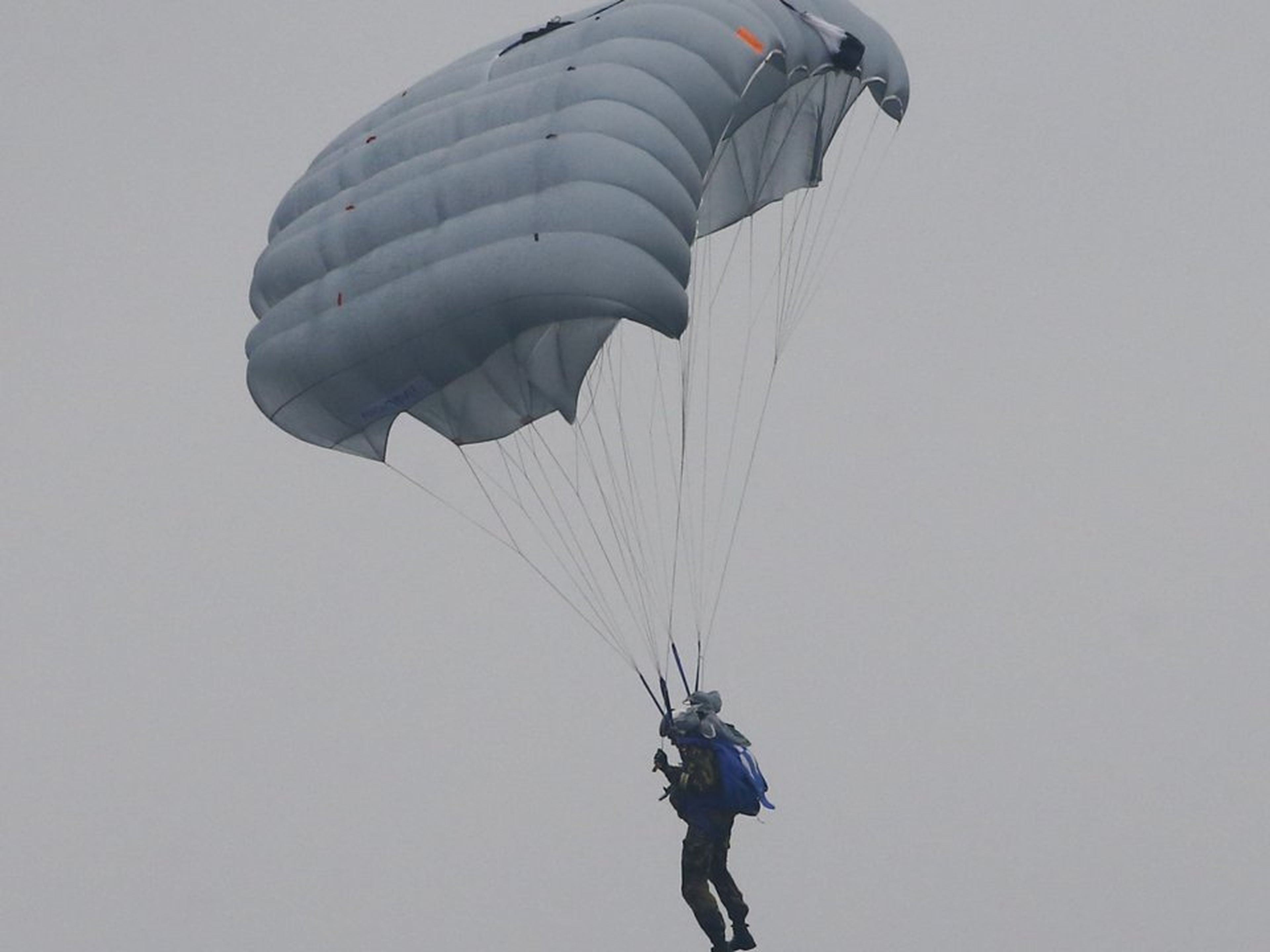 Según los medios de comunicación estatales rusos, el ejército ruso está desarrollando el sistema de paracaídas D-14 Shelest.