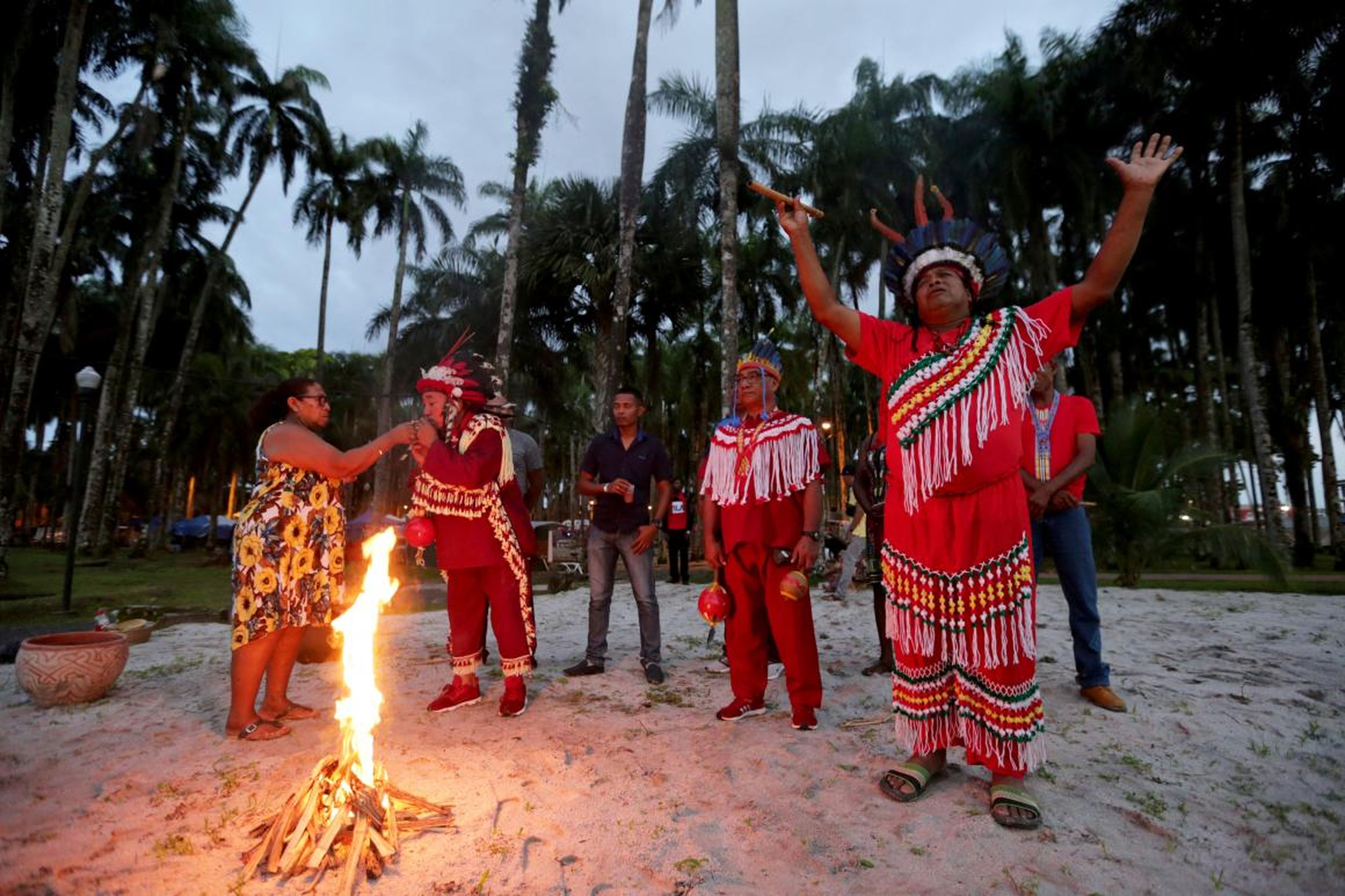 Miembros de las tribus indígenas de Surinam rezan por la protección de las tribus indígenas del Amazonas y Brasil el 9 de agosto